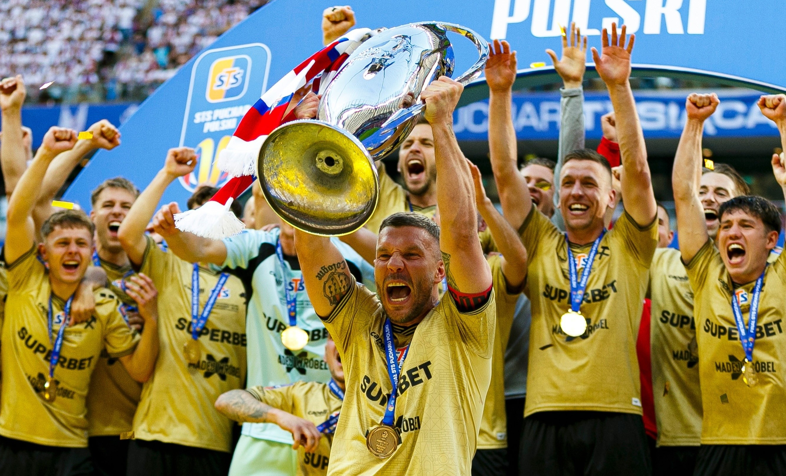 Podolski vo dich o tuoi 40 hinh anh