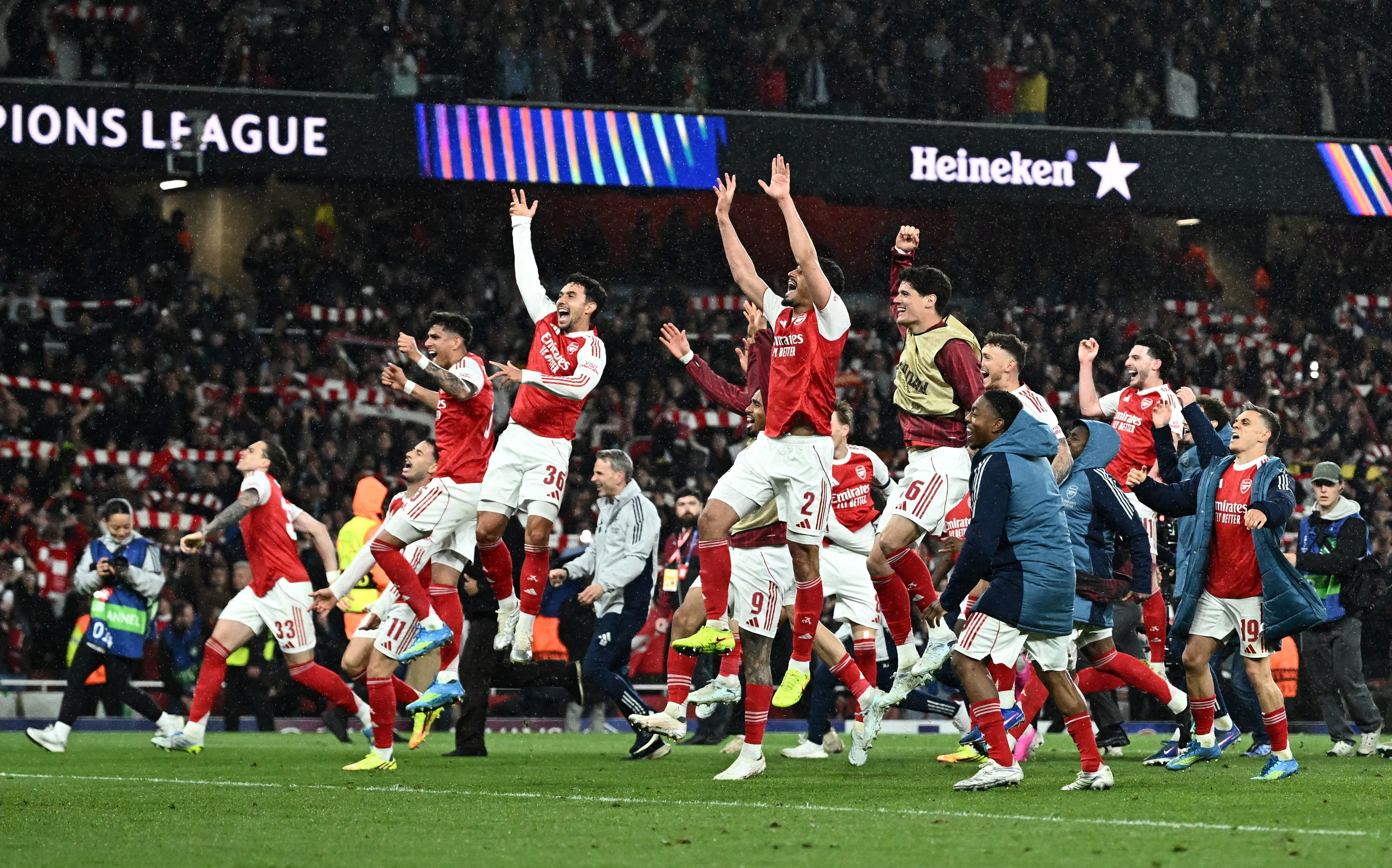 Niem vui cua cau thu Arsenal sau chien tich lich su hinh anh