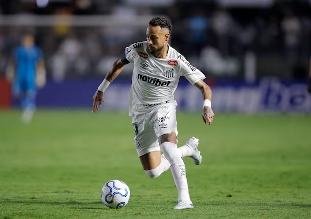 Neymar tiep tuc thang hoa trong mau ao Santos hinh anh