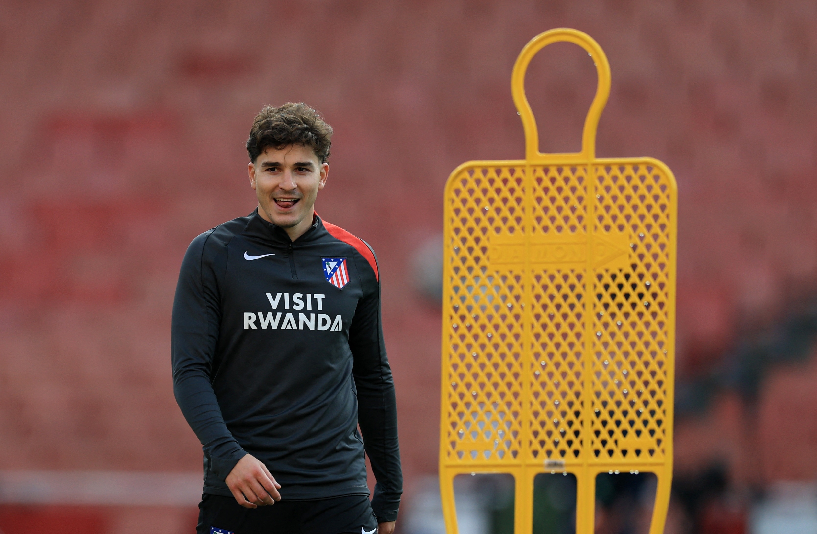 PSG quyet chi dam vi Julian Alvarez hinh anh