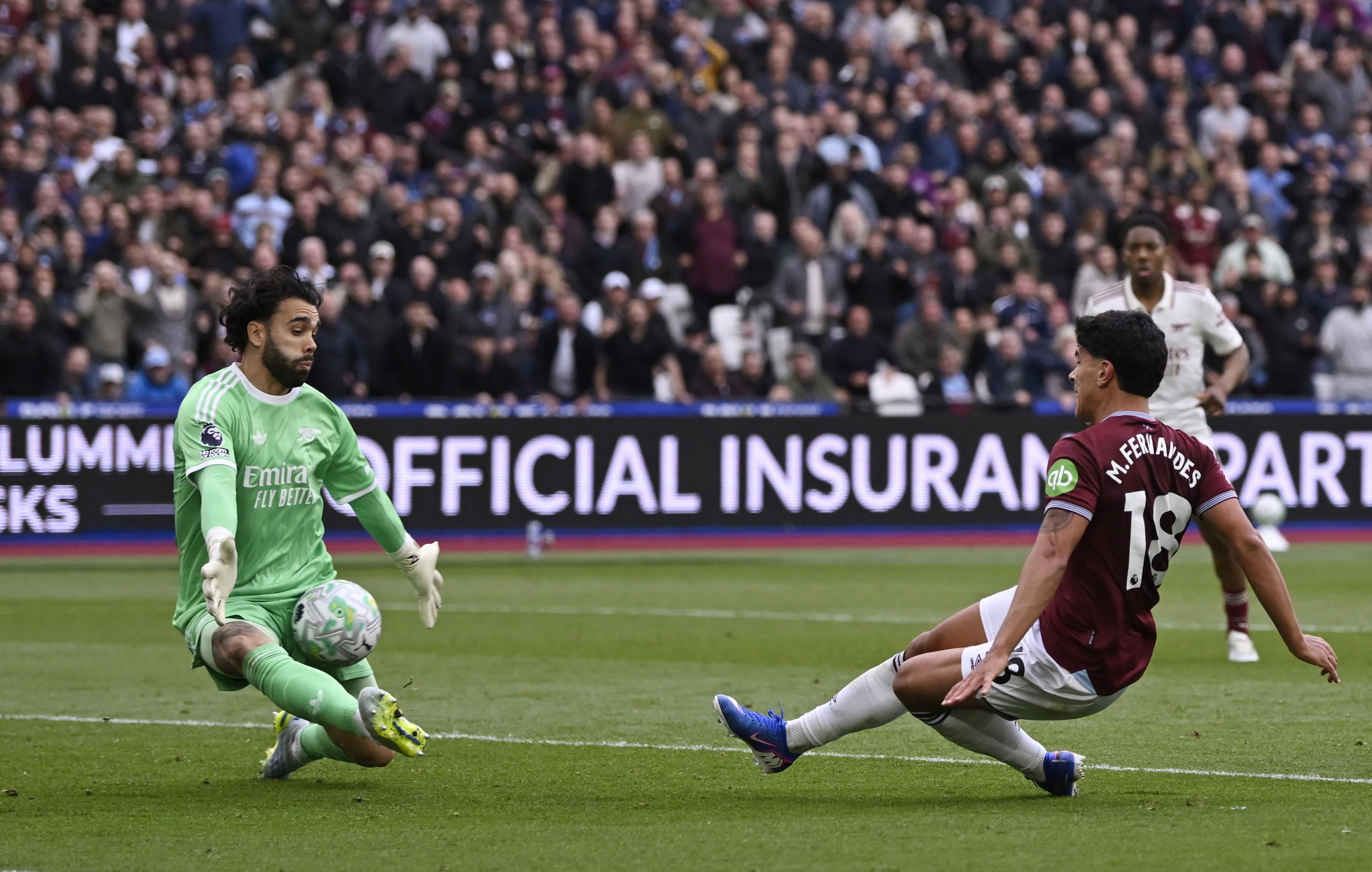 David Raya toa sang, Arsenal co quyen mo xa hinh anh