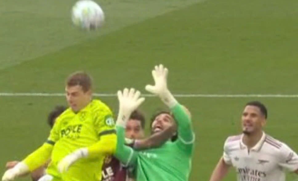 CDV Premier League lai day song boi quyet dinh cua trong tai hinh anh