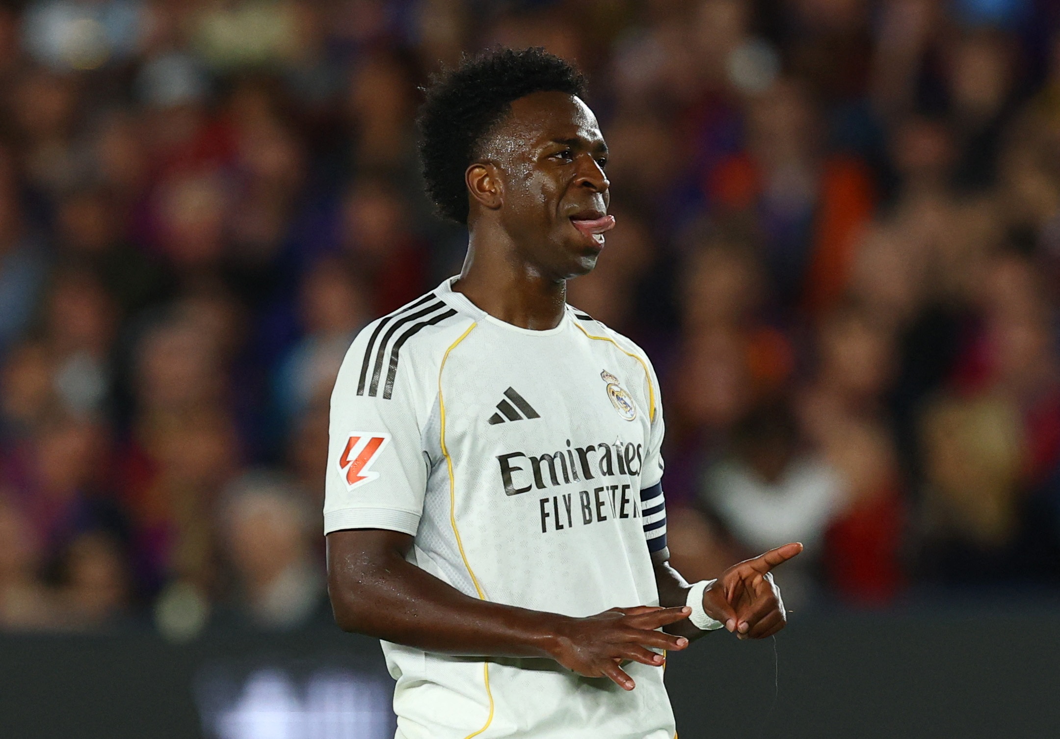 Hanh dong dep cua Vinicius sau that bai tai El Clasico hinh anh