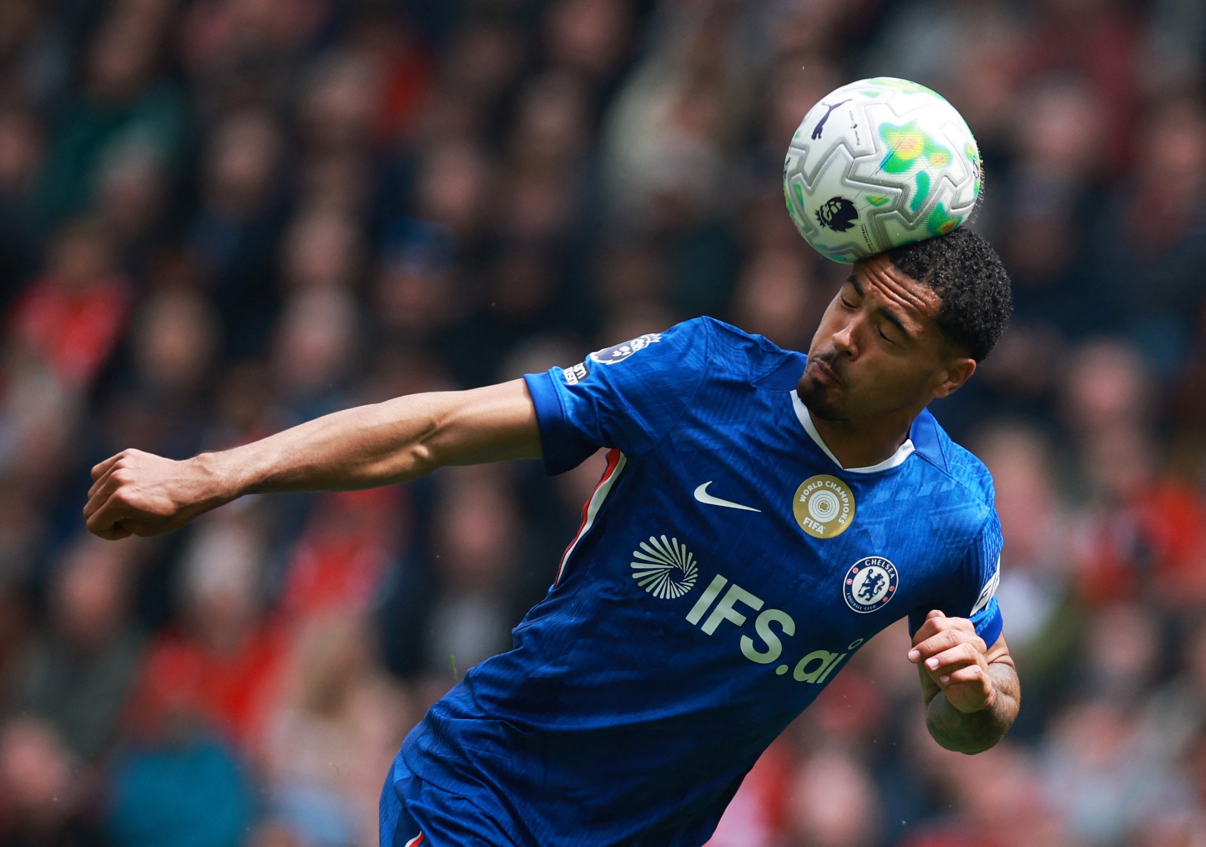 Arsenal co the mat bon tien cho Chelsea hinh anh
