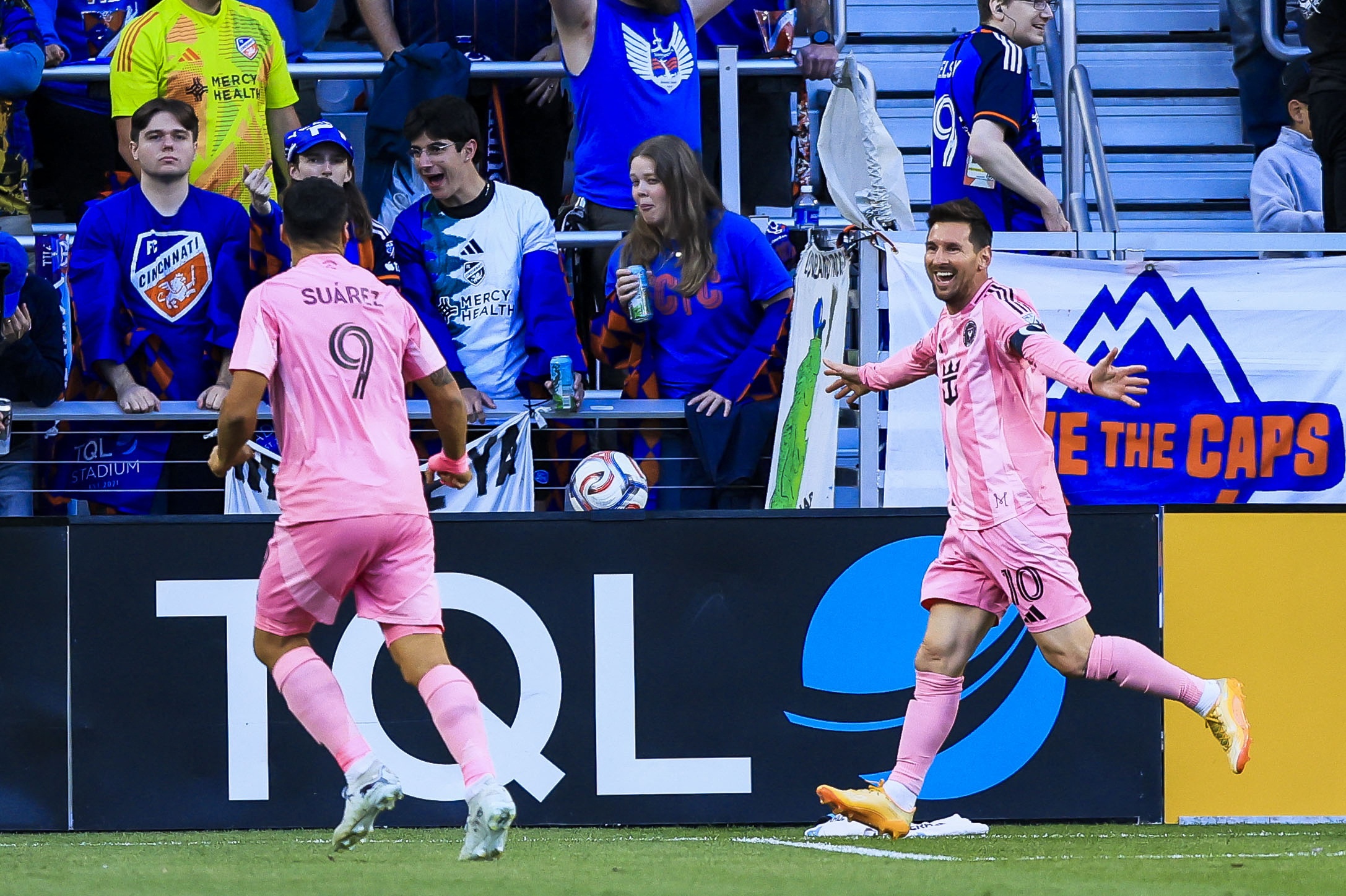 Cu hat-trick cua Messi hinh anh