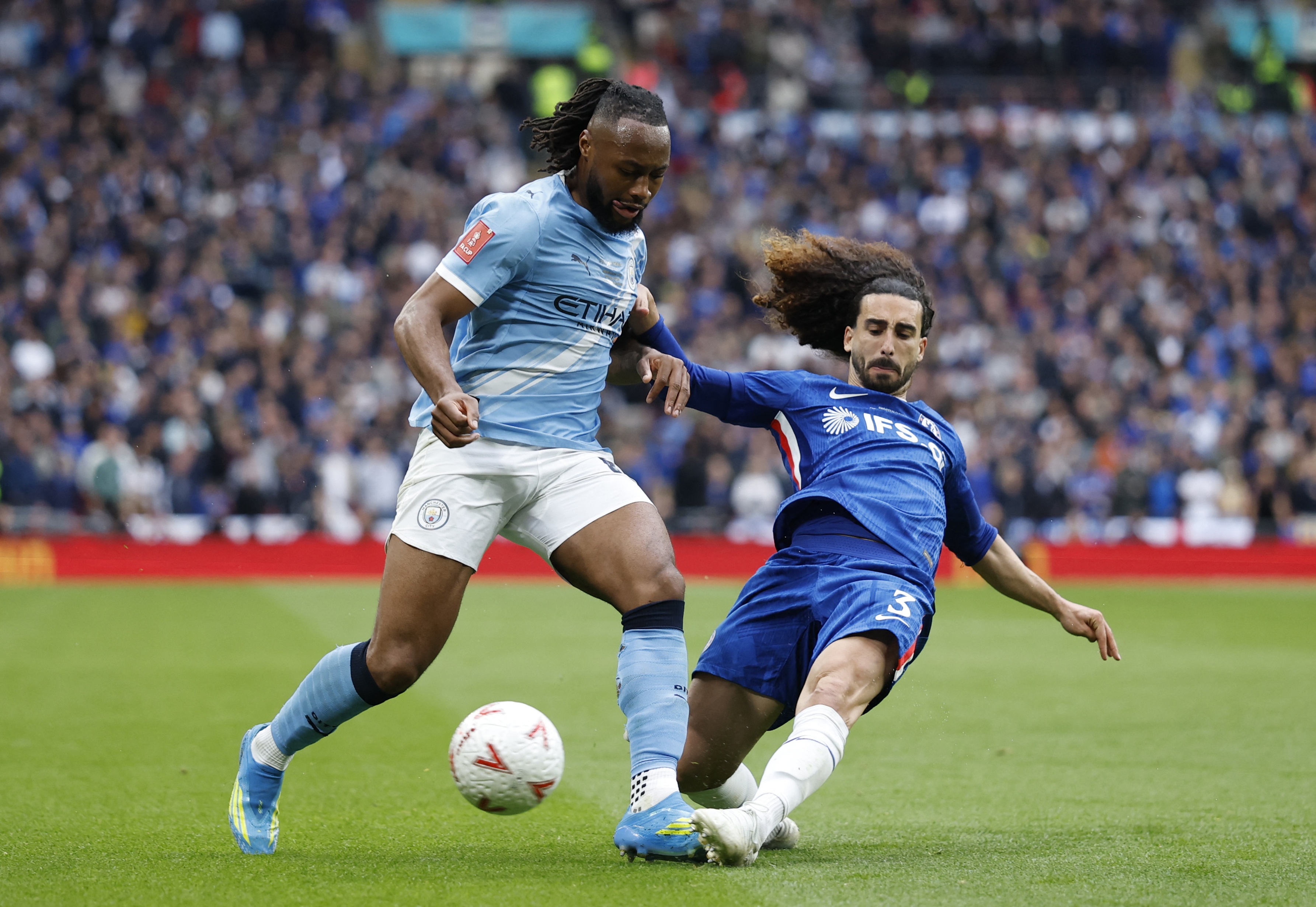Cucurella duoc hai ong lon La Liga san don hinh anh