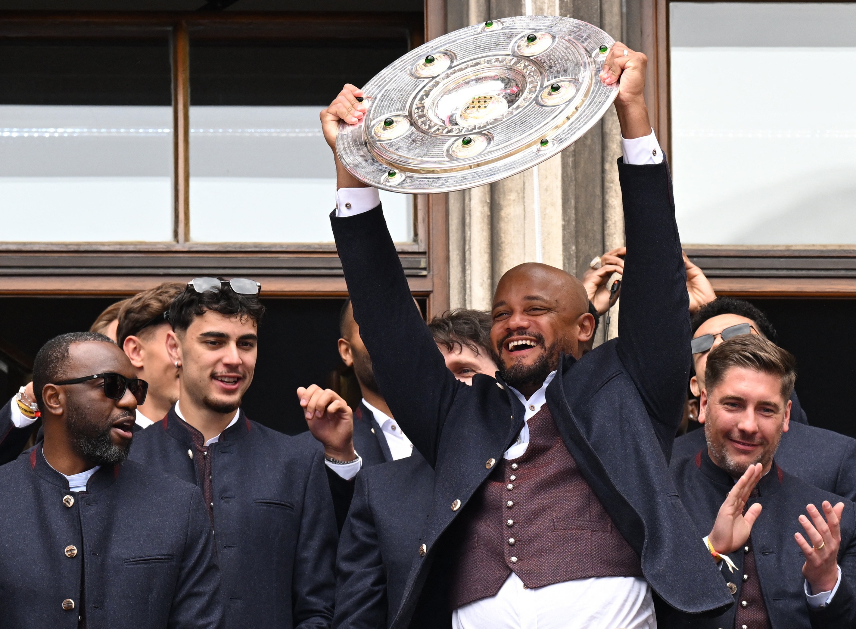 Kompany 'quay' cuc sung tai buoi tiec an mung chuc vo dich Bundesliga hinh anh
