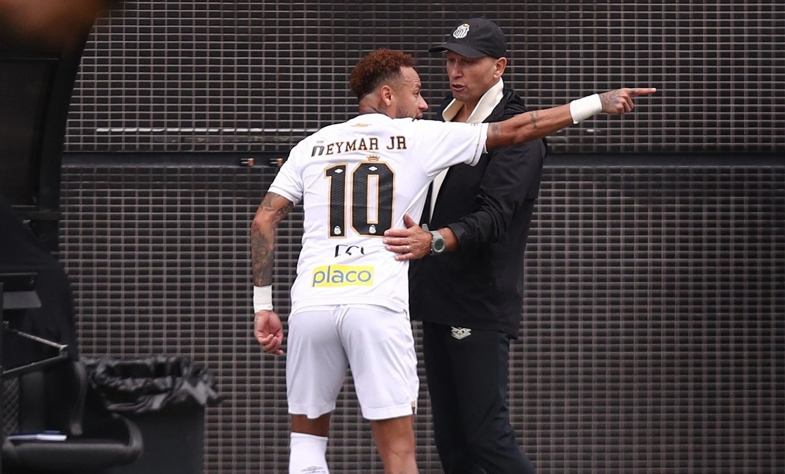 Khoanh khac do khoc do cuoi cua Neymar hinh anh