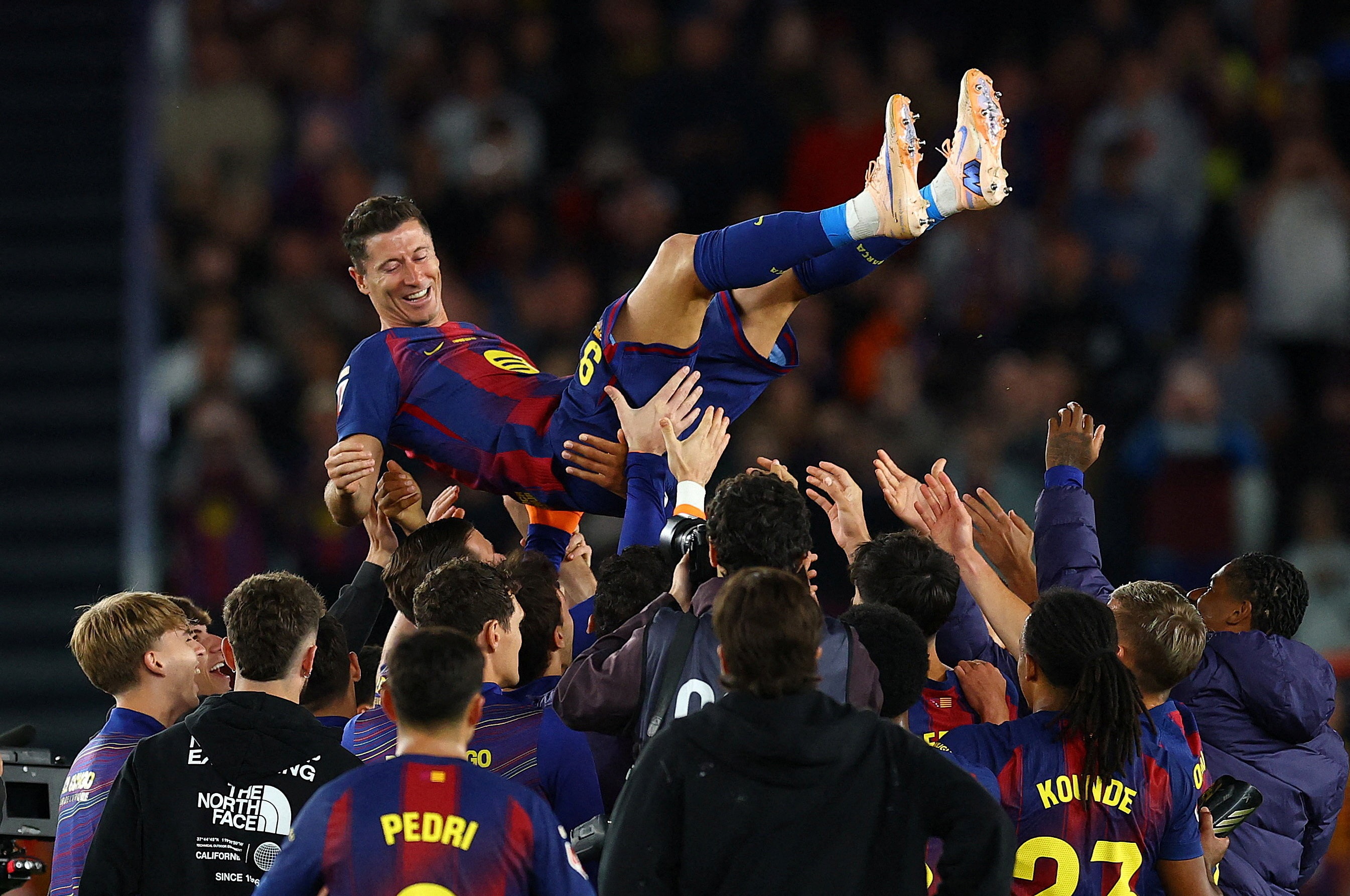 Khoanh khac cuoi cung cua Lewandowski tai Camp Nou hinh anh