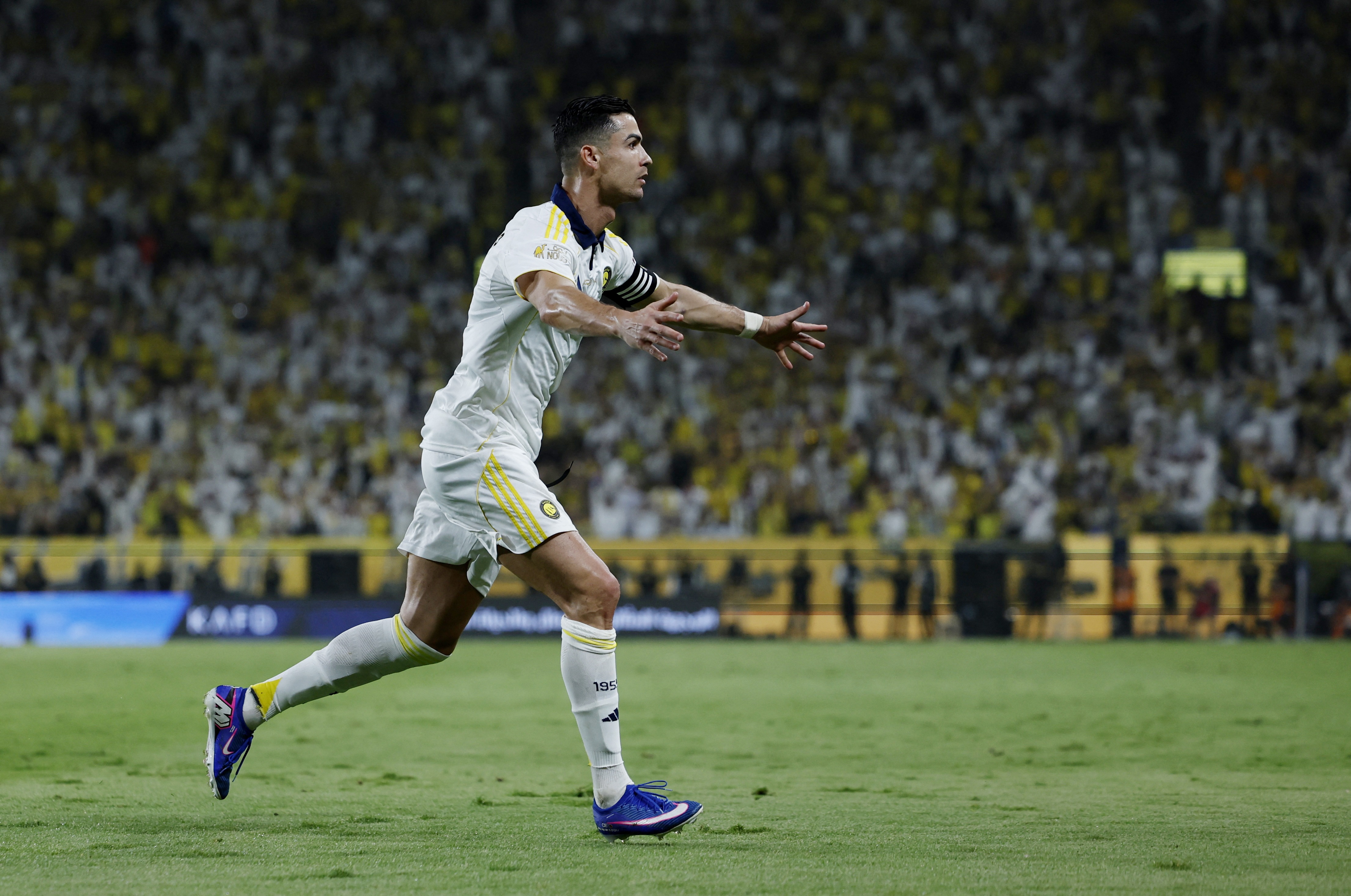 Ronaldo nhan khoan thuong khong lo sau chuc vo dich cua Al Nassr hinh anh