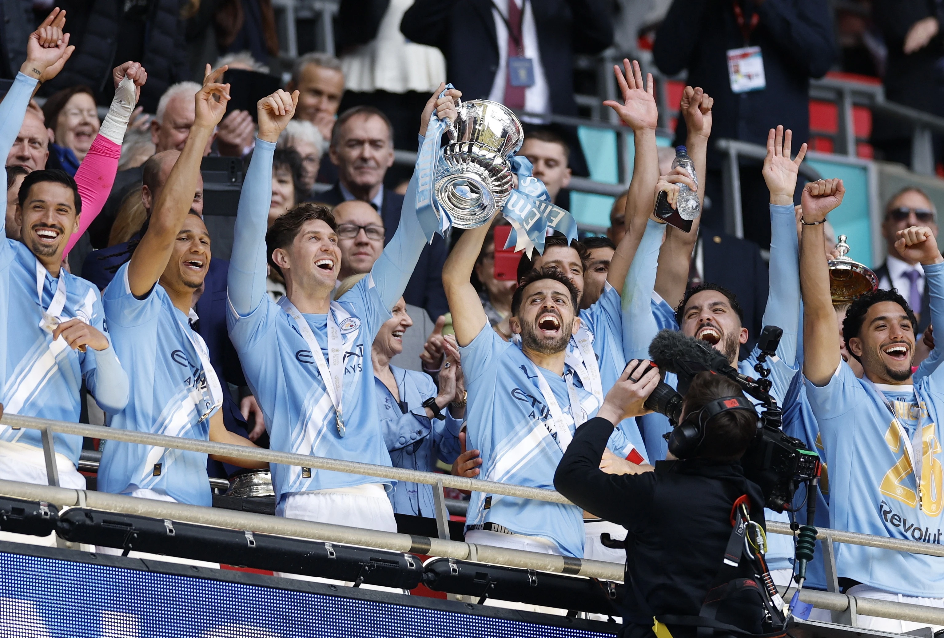 Cach Manchester City tri an Bernardo Silva va John Stones hinh anh