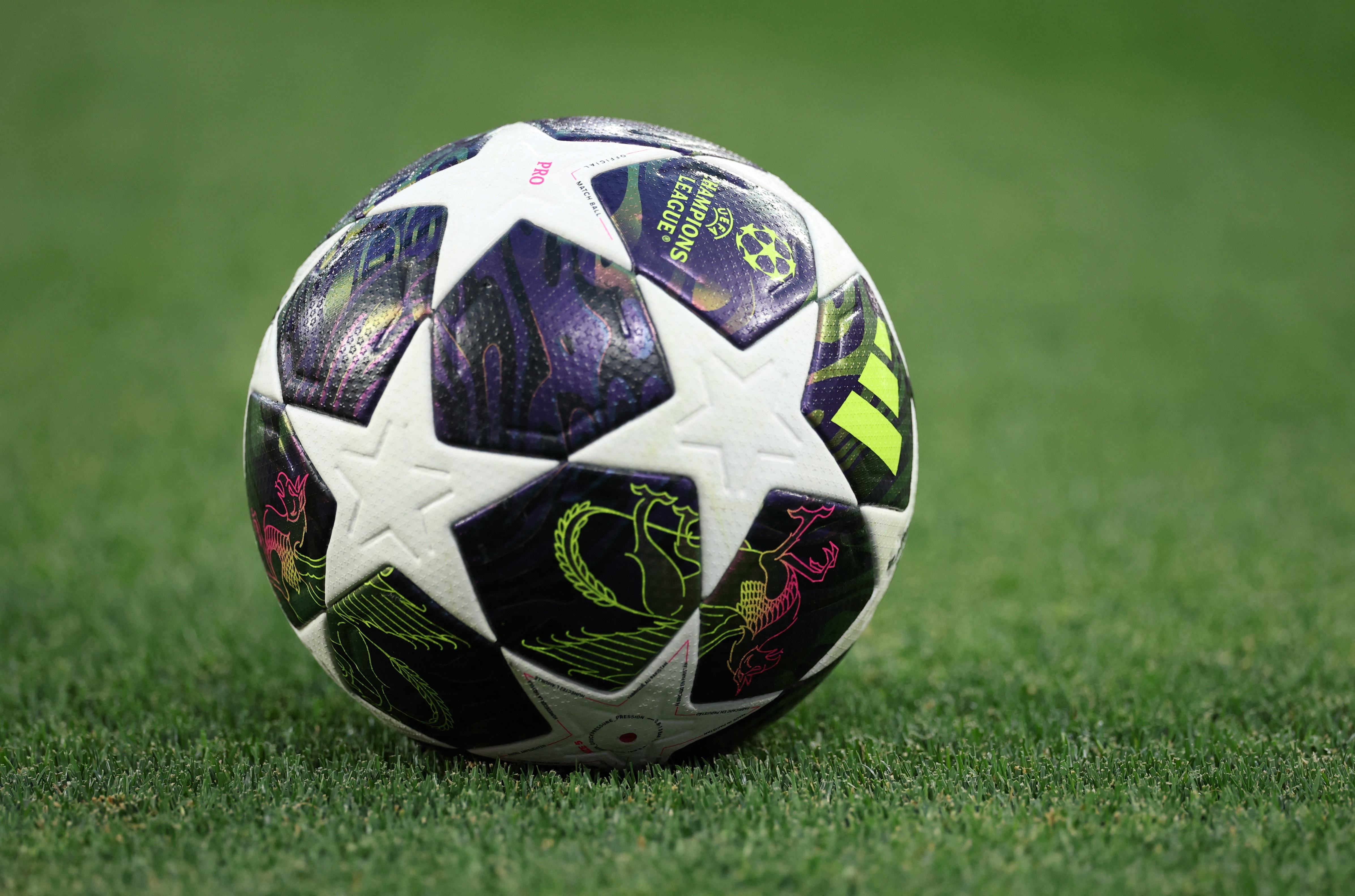 Cac huyen thoai ung ho ai tai chung ket Champions League 2025/26? hinh anh