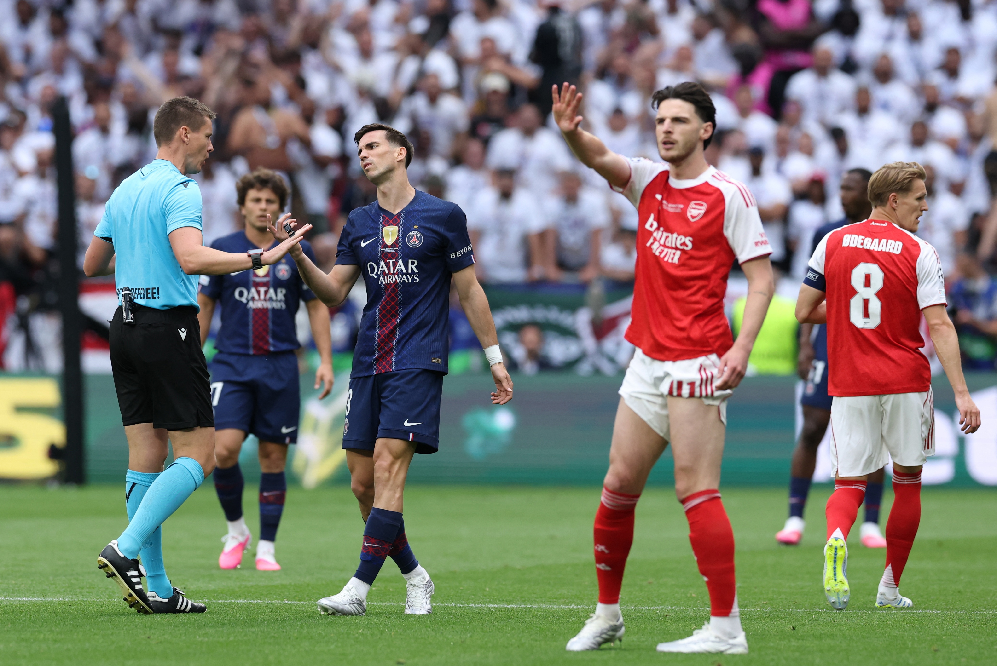 Arsenal gay bat ngo voi pha giao bong la o chung ket Champions League hinh anh