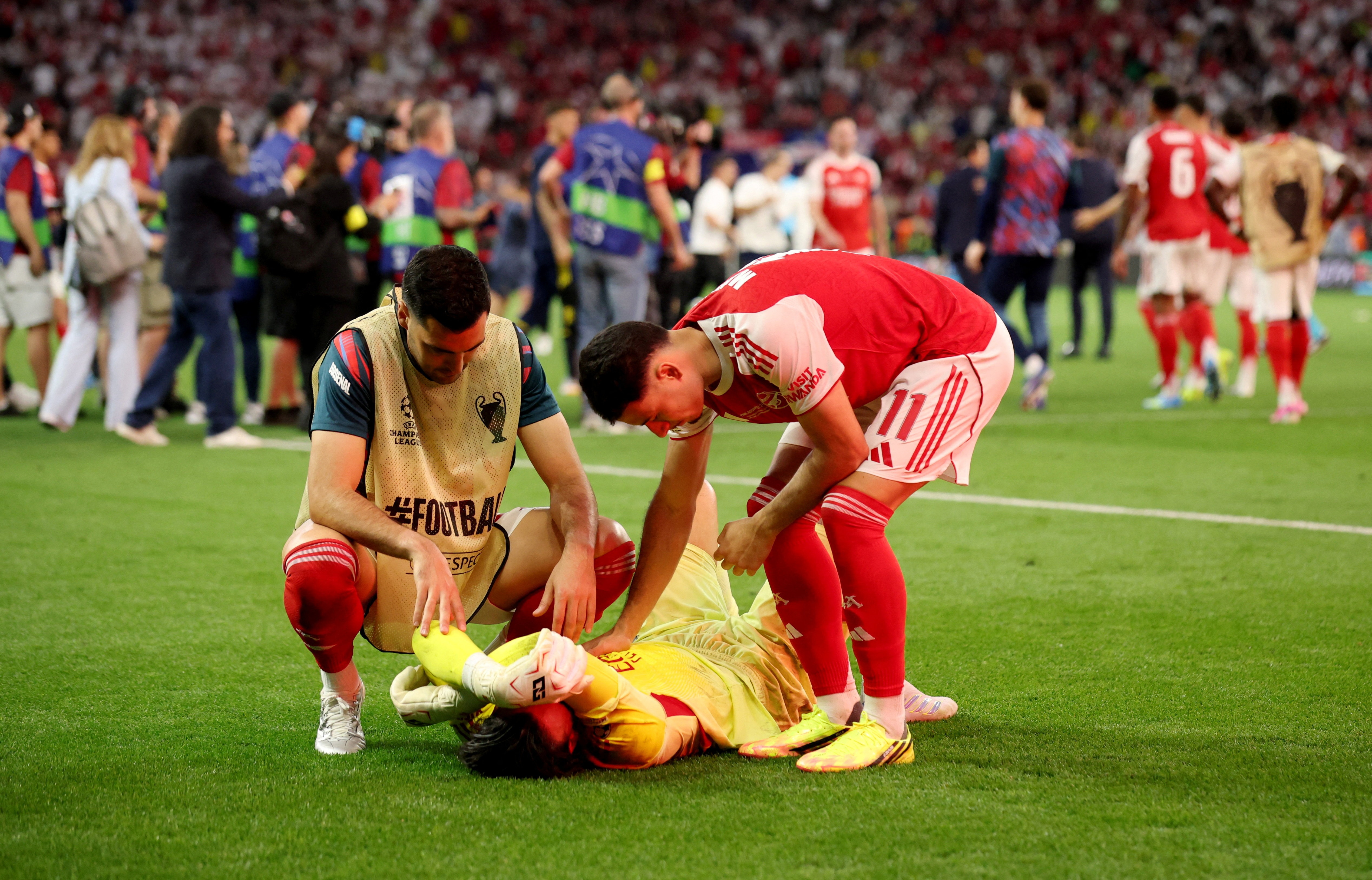 Nuoc mat Arsenal o Budapest hinh anh