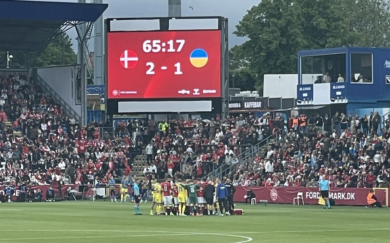Eriksen nga quy ngay tren san hinh anh