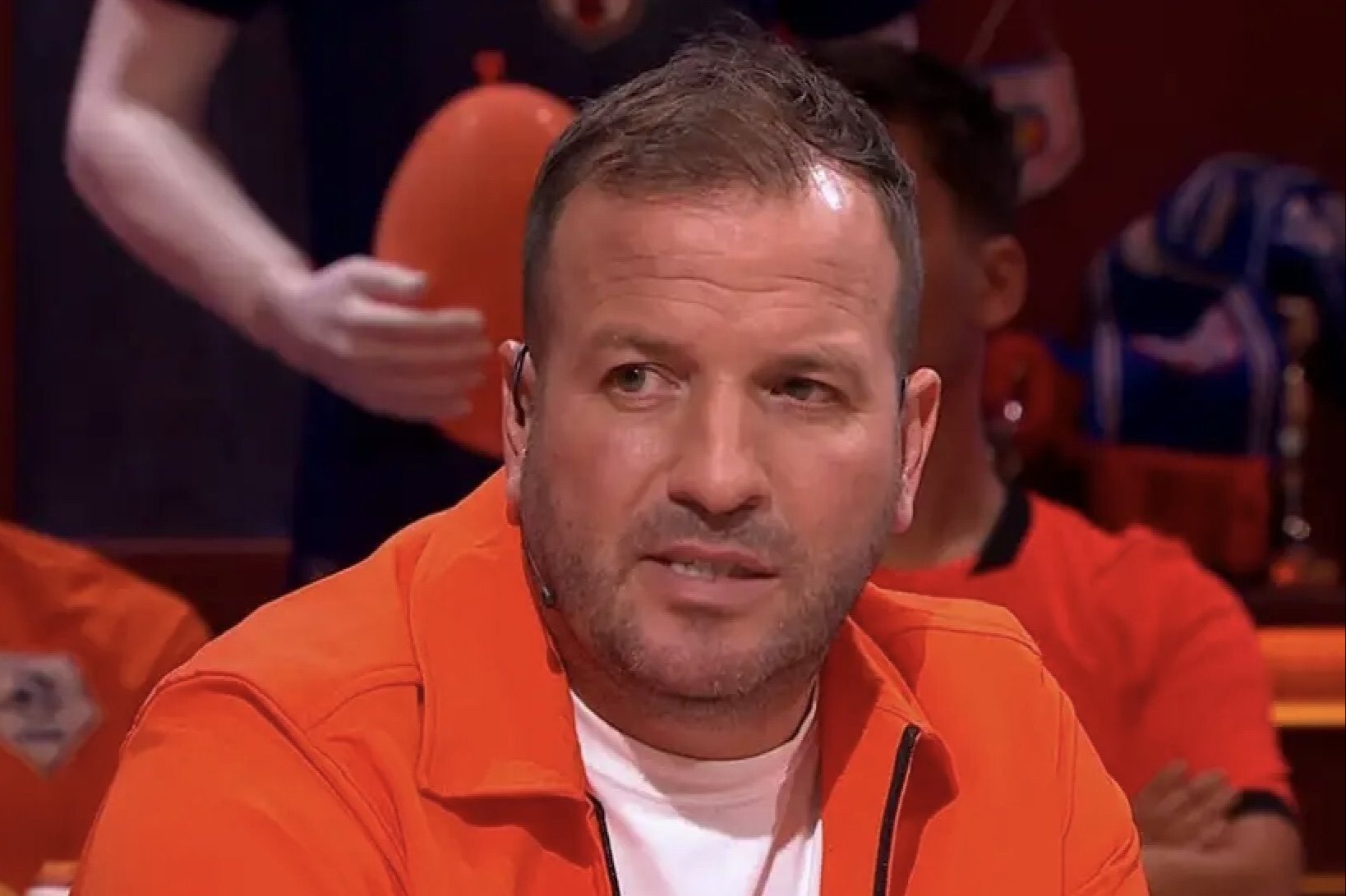 Van der Vaart gay tranh cai hinh anh