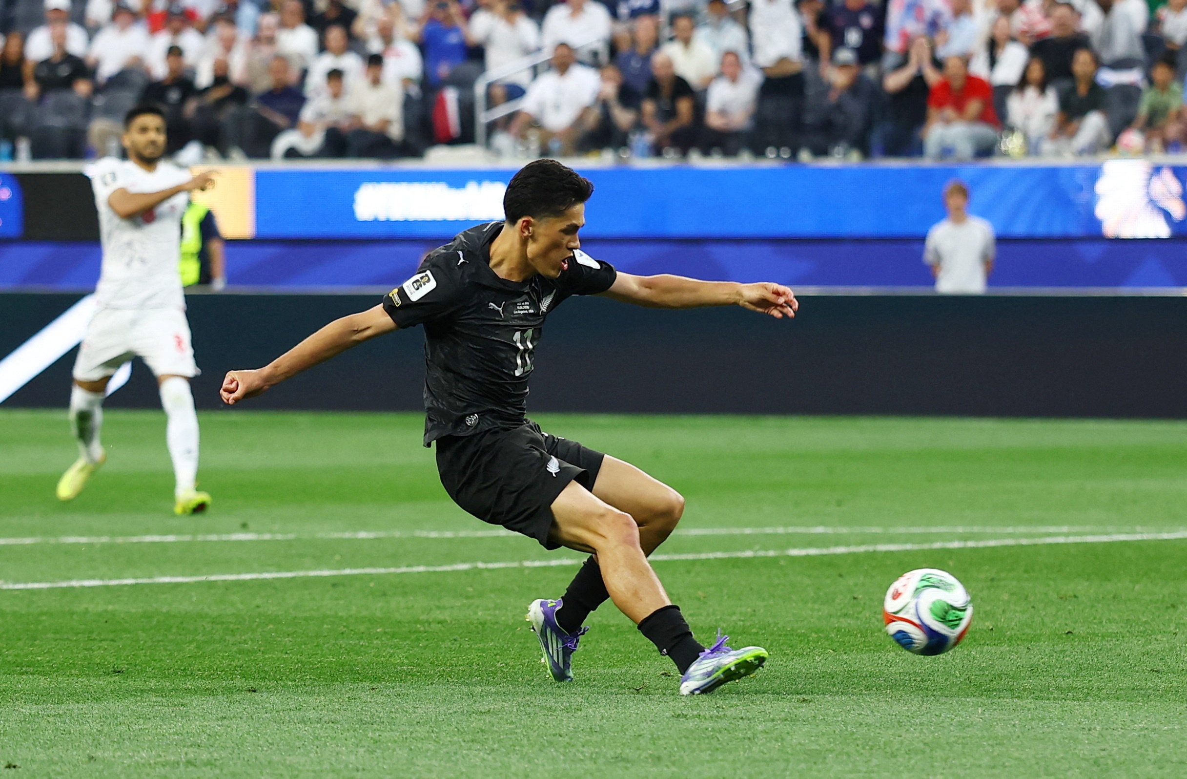Cu dup cua Elijah Just giup New Zealand lan nua vuon len dan truoc hinh anh