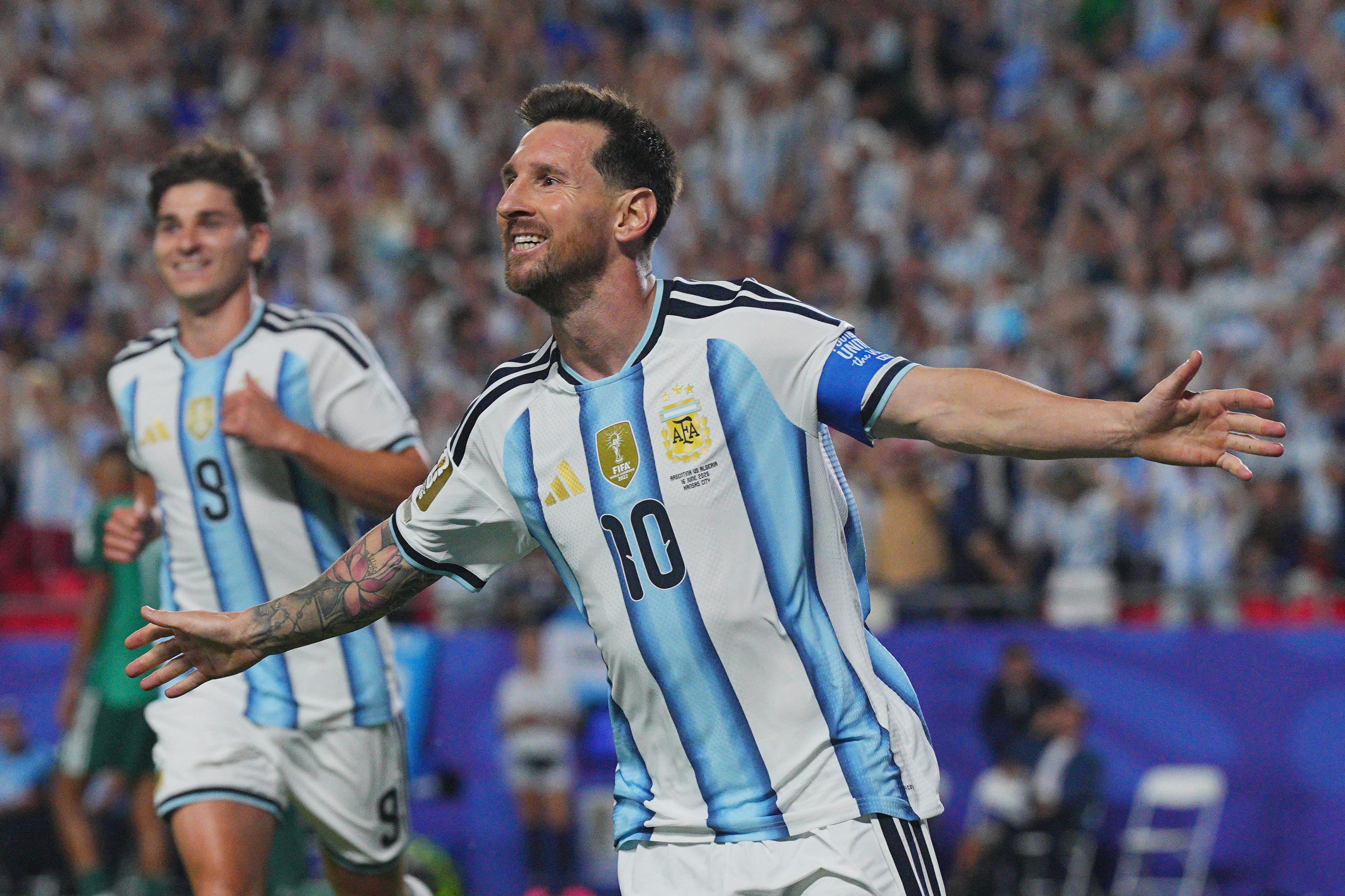 Messi goi, Ronaldo lieu co tra loi hinh anh