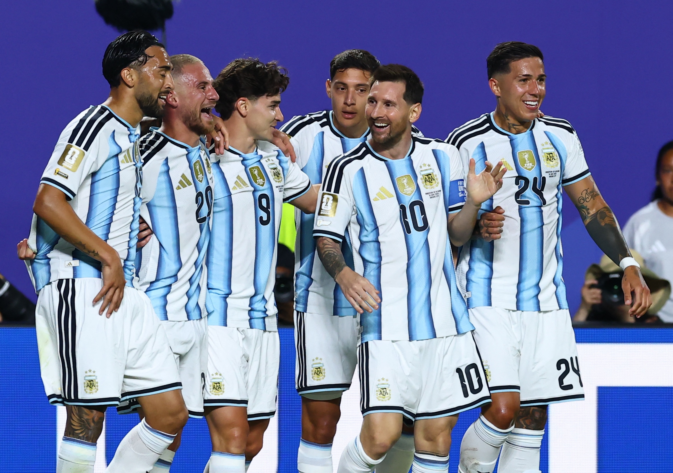 Video ban thang thu 2 cua Messi truoc Algeria hinh anh