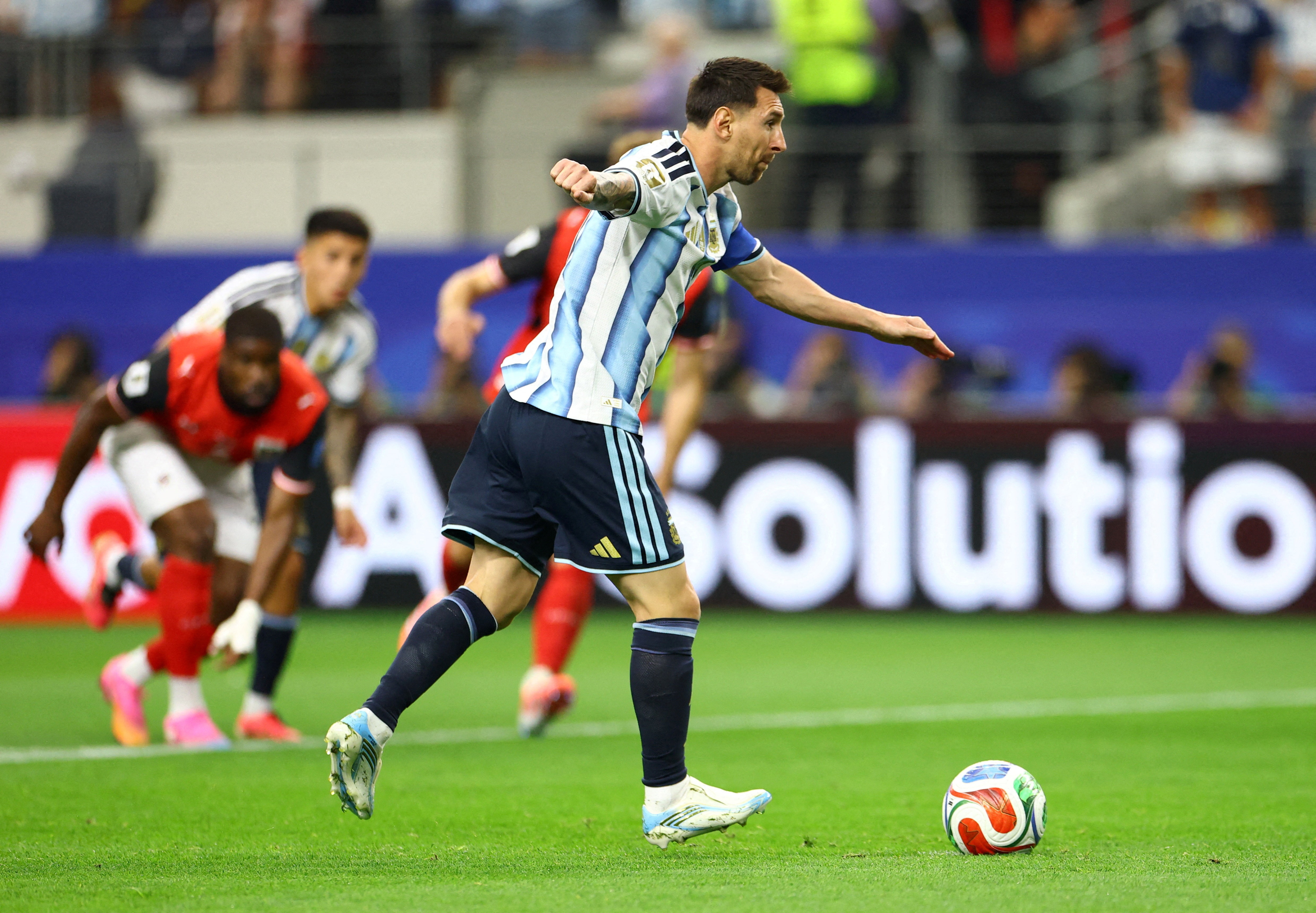 Messi sut hong phat den dang tiec hinh anh