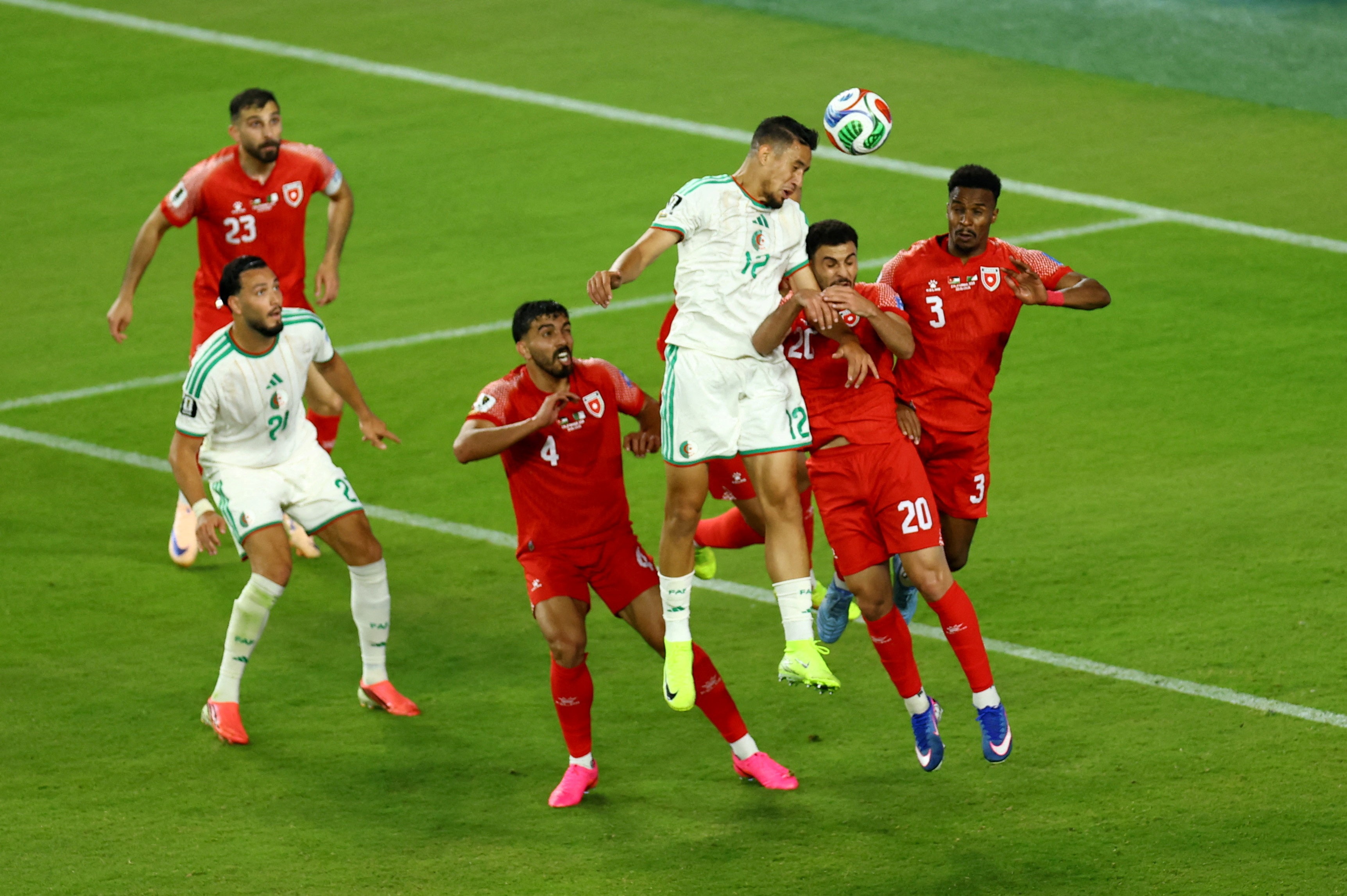 Benbouali bat cao danh dau go hoa cho Algeria hinh anh