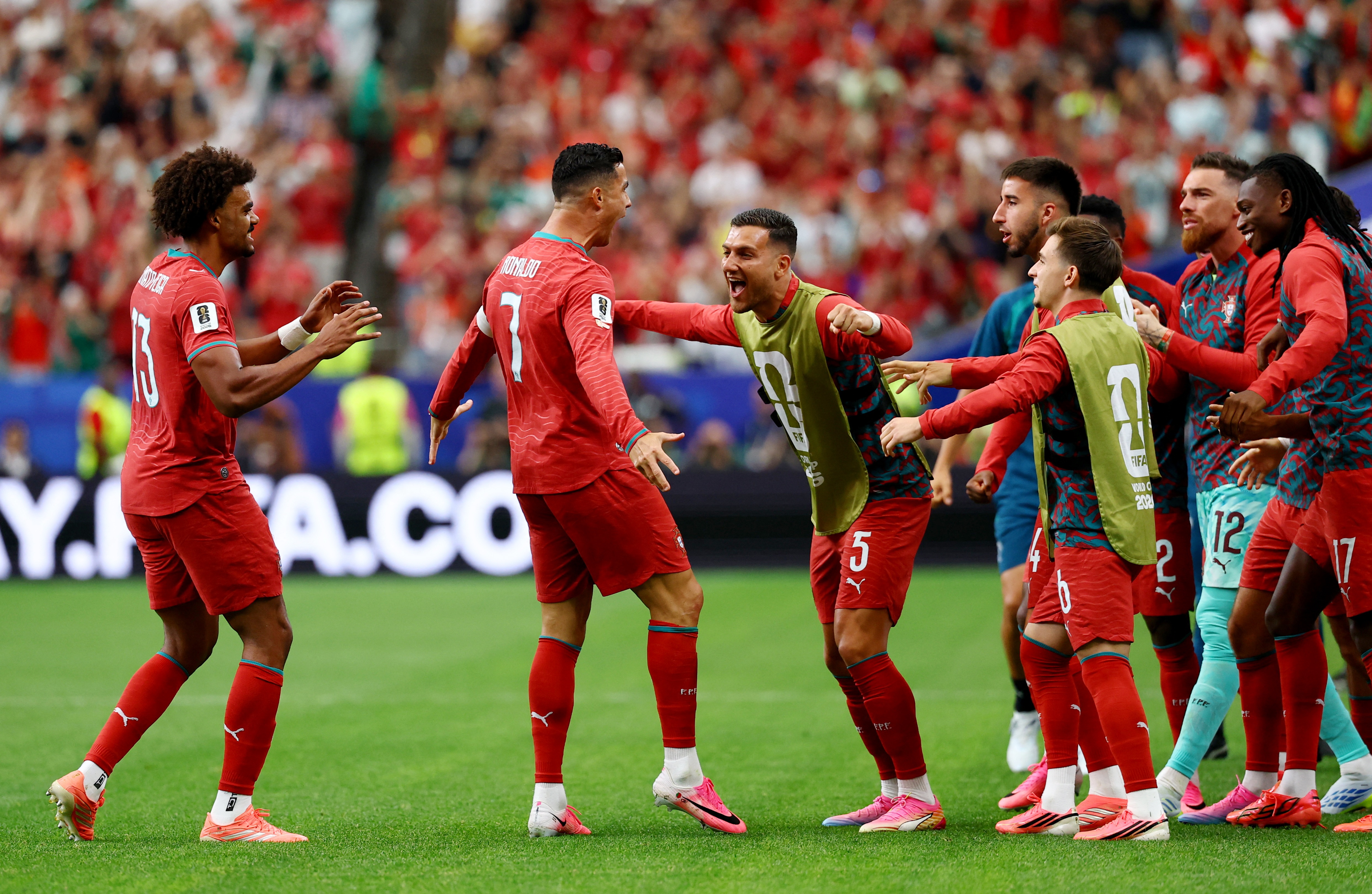 Ronaldo chop thoi co mo ty so cho Bo Dao Nha hinh anh