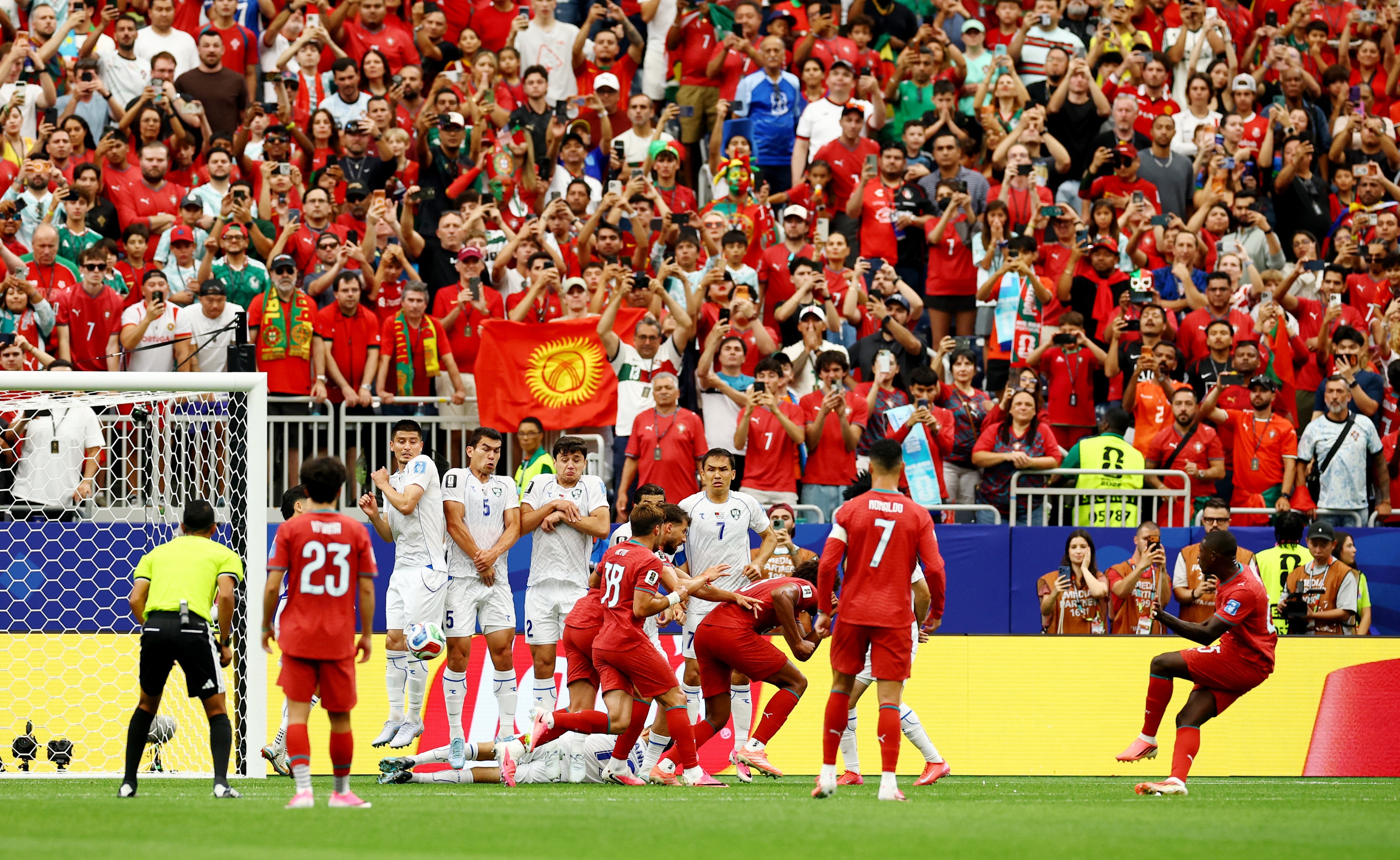 Ronaldo da khac va Bo Dao Nha nhan doi cach biet len thanh 2-0 hinh anh