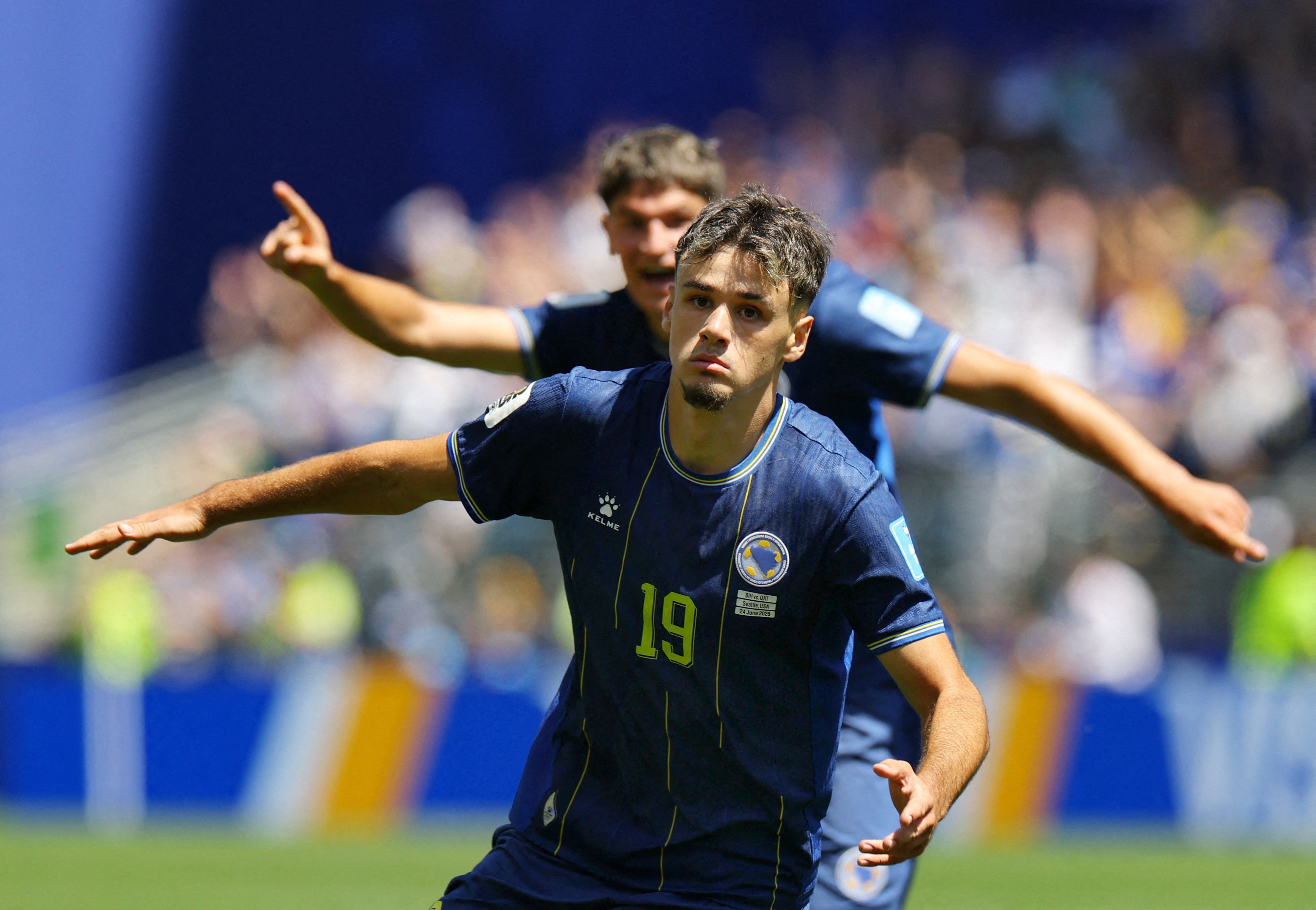 Sieu pham sut xa dua Bosnia vuon len dan 1-0 hinh anh