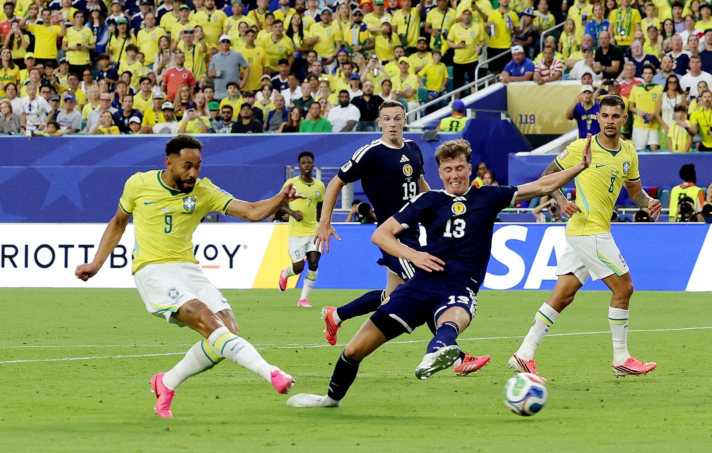 Cunha nang ty so len 3-0 cho Brazil hinh anh