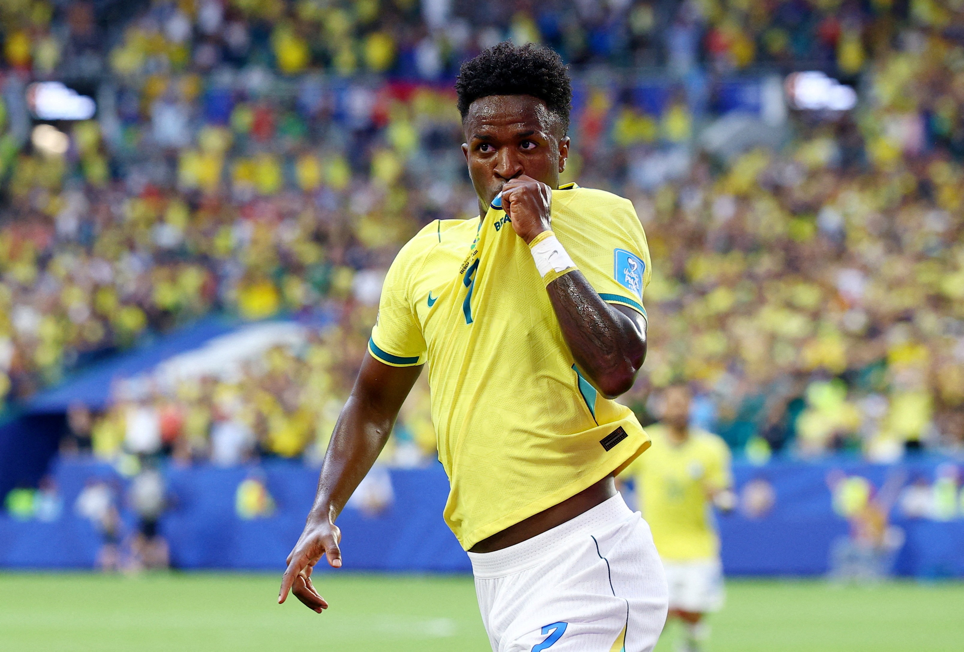 Vinicius mo ty so 1-0 cho Brazil hinh anh