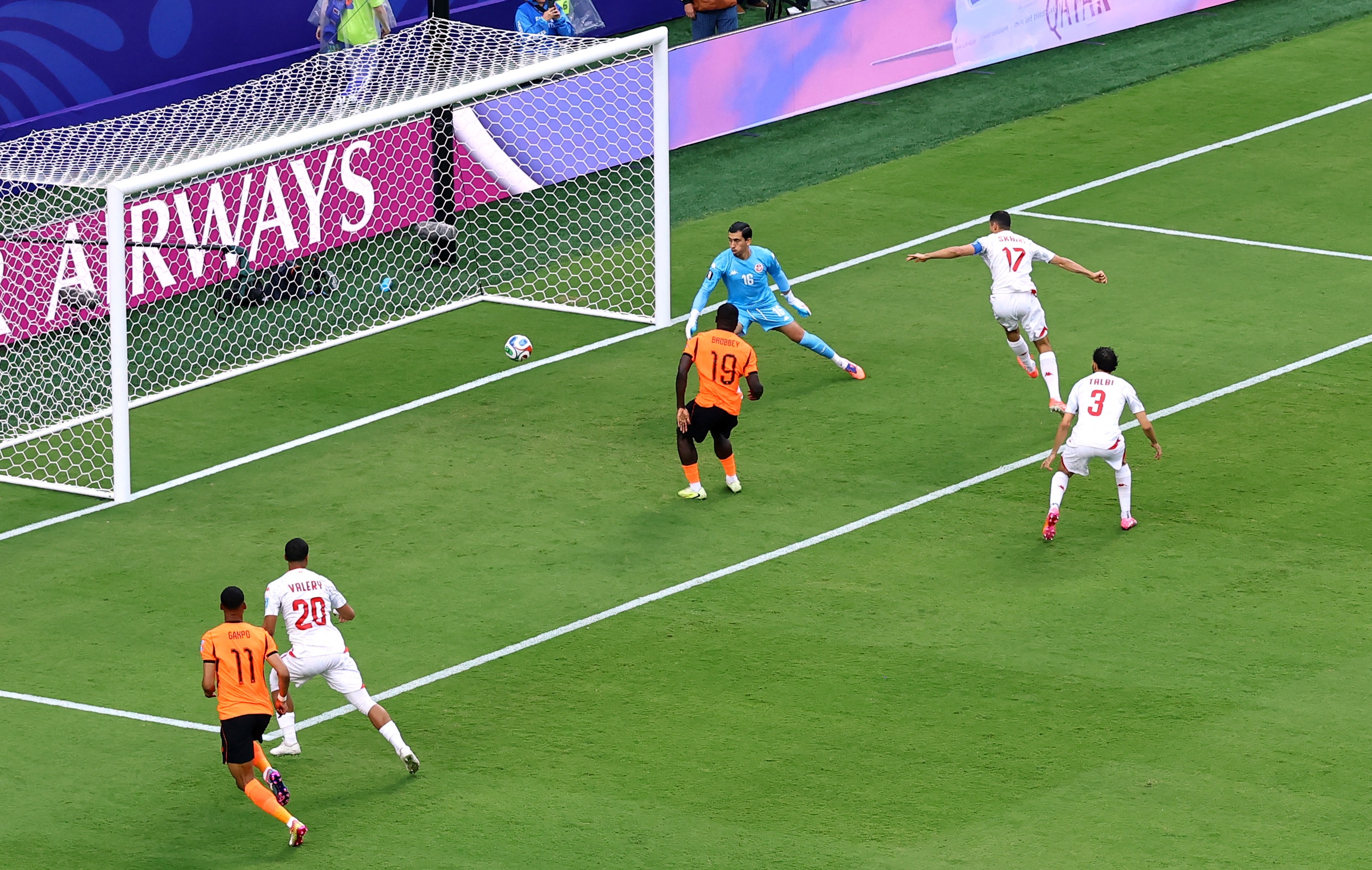 Ha Lan vuon len dan 1-0 Tunisia hinh anh