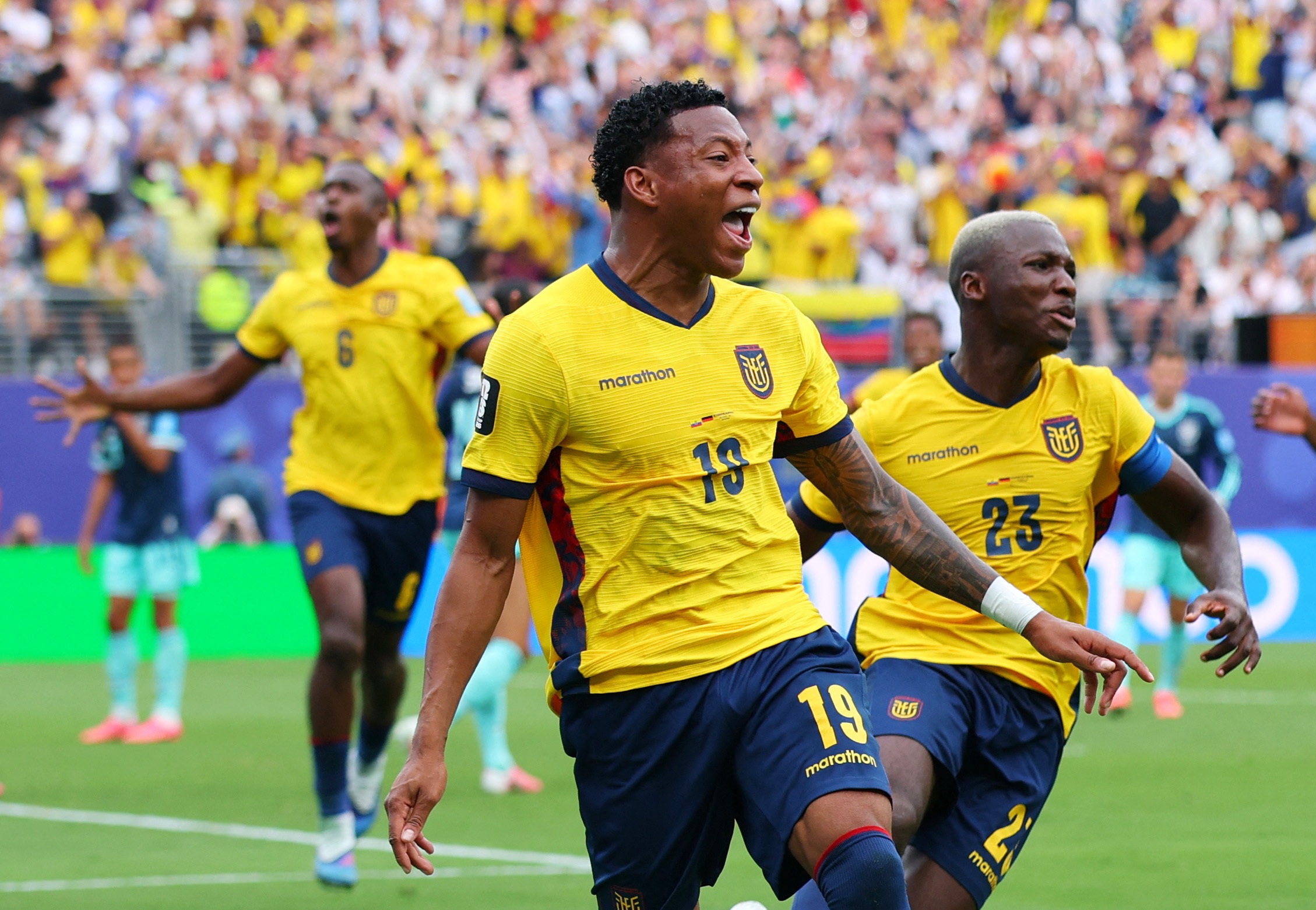 Ecuador bat ngo vuon len dan Duc 2-1 hinh anh