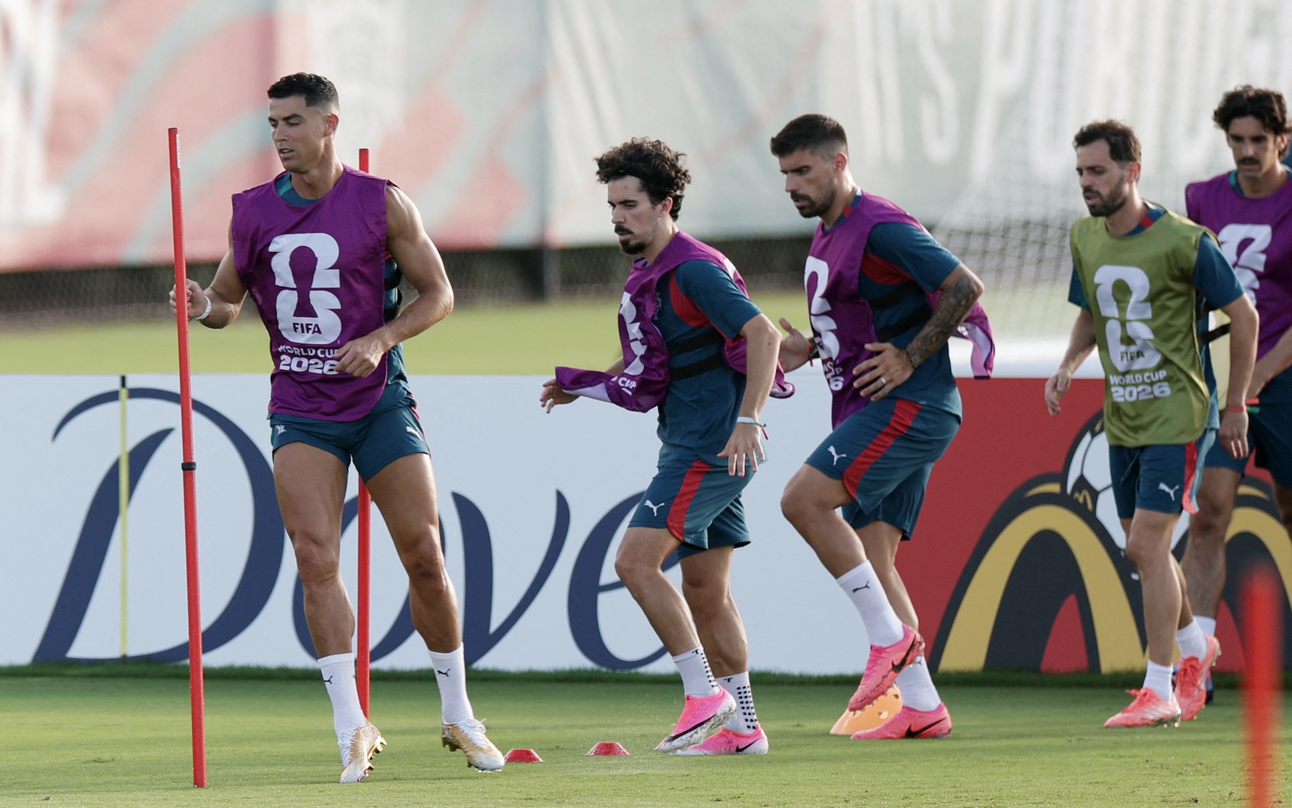 Khoanh khac Ronaldo day do dan em tren san tap hinh anh