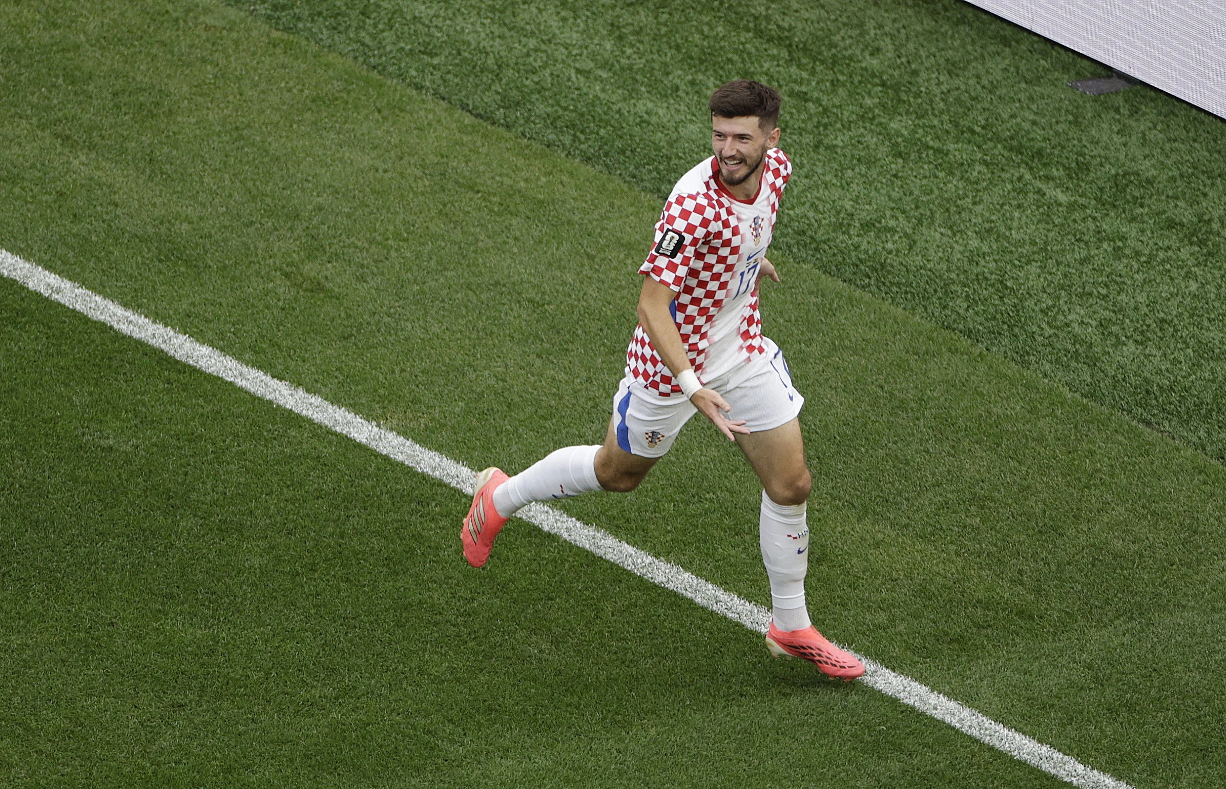 Croatia vuon len dan 1-0 truoc Ghana hinh anh