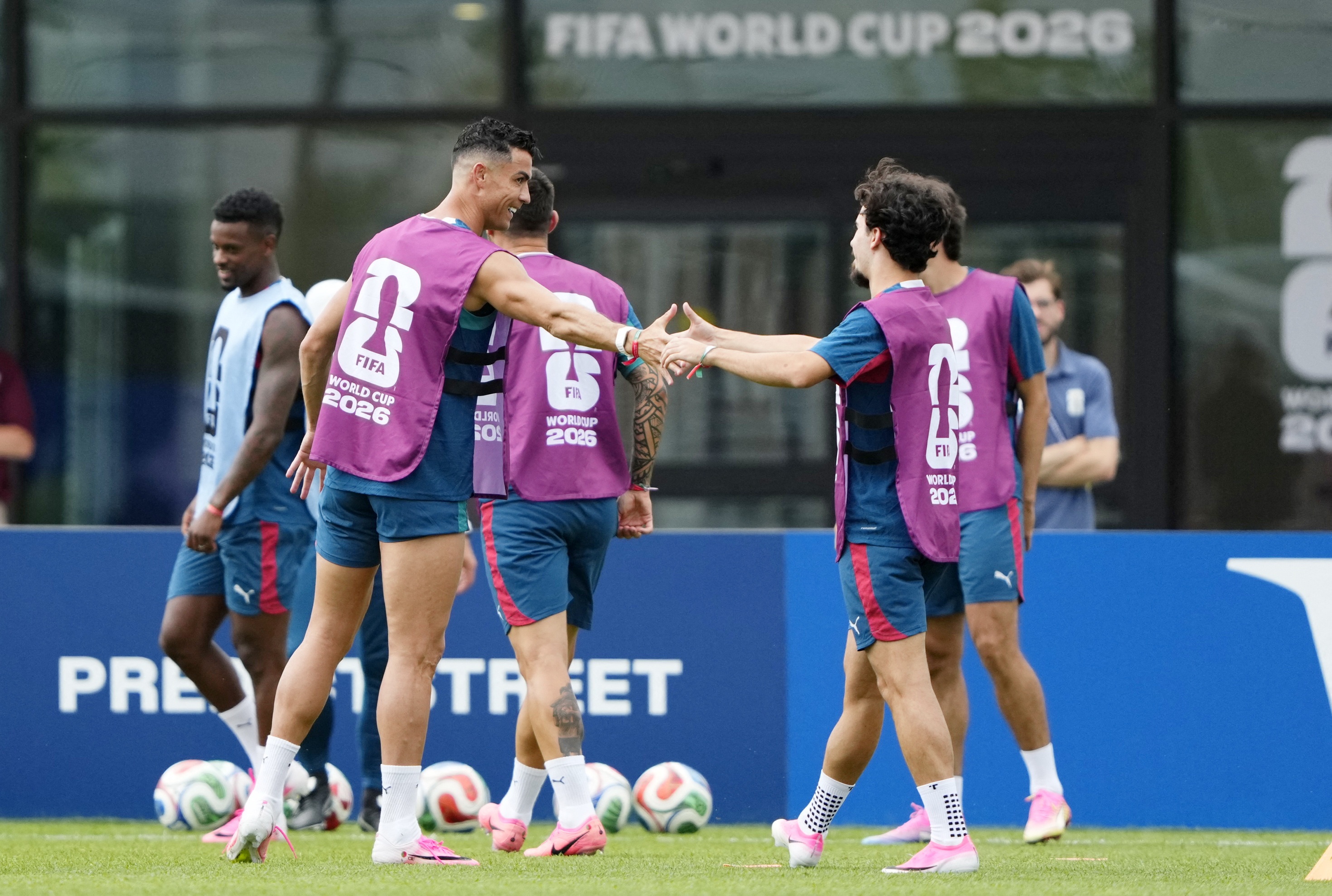 Bo Dao Nha dang chien dau vi Ronaldo hinh anh