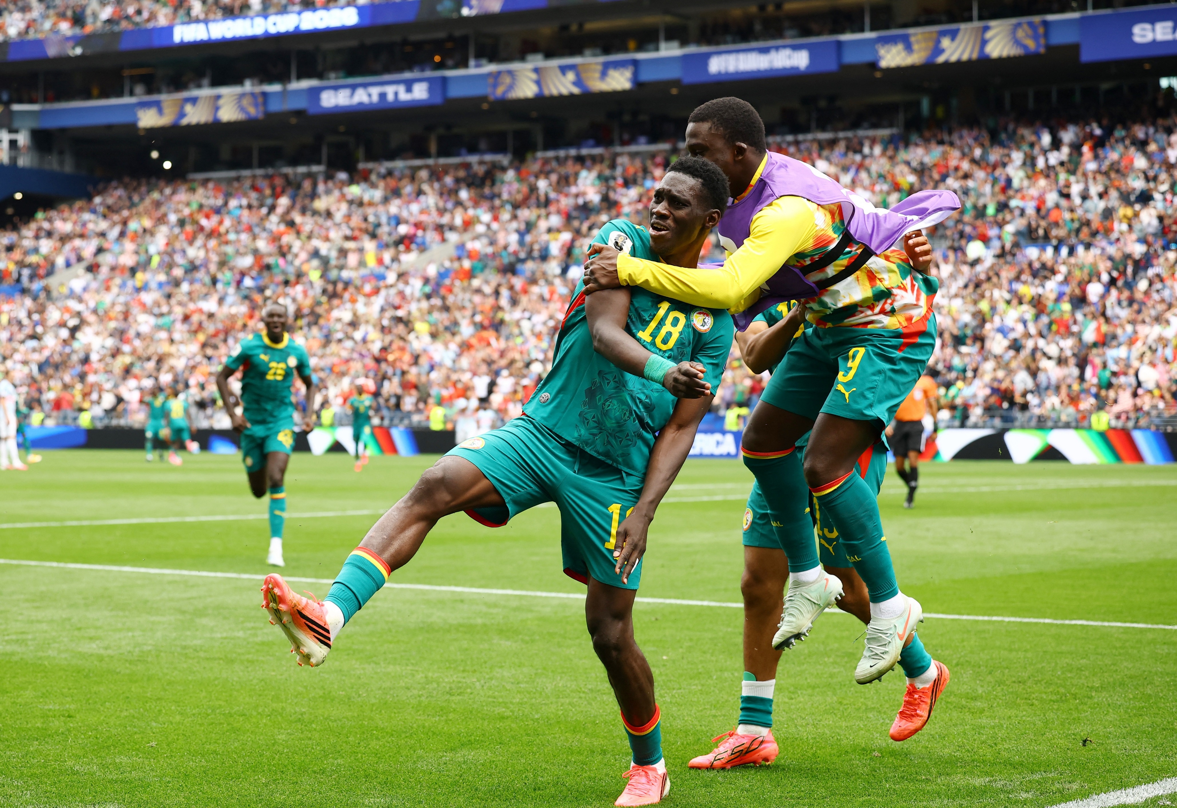 Senegal nang ty so len 2-0 truoc Bi hinh anh