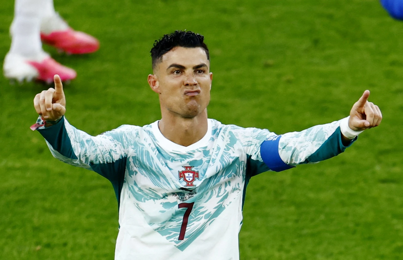 Ronaldo van qua kinh khung hinh anh