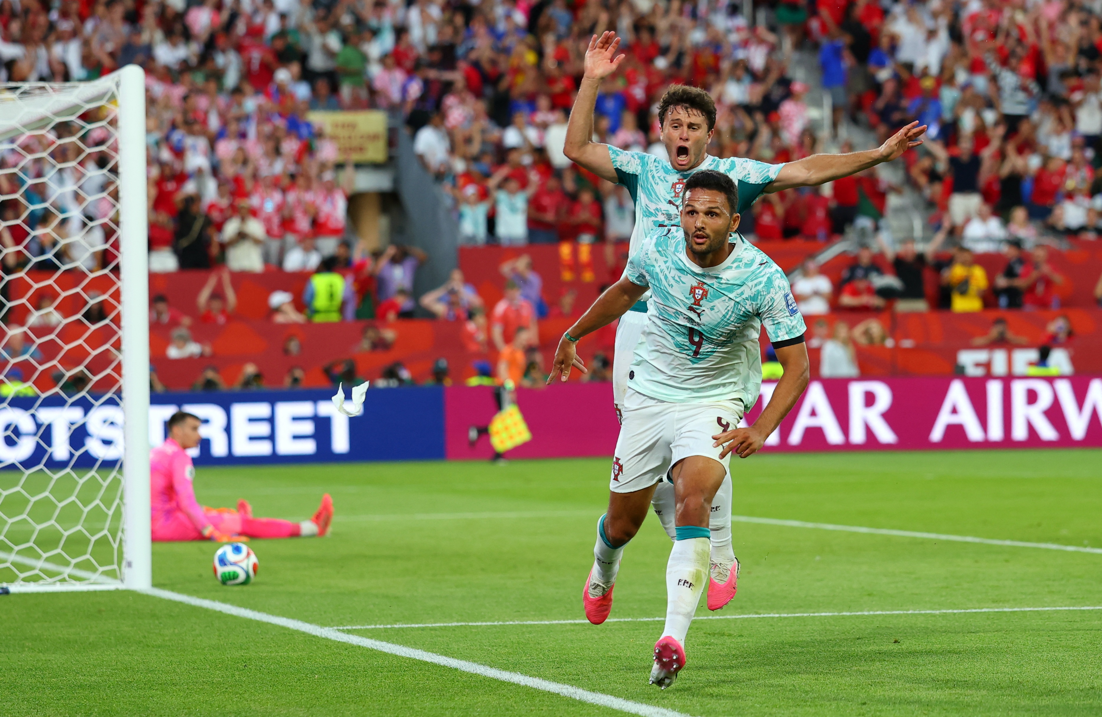 Bo Dao Nha vuon len dan nguoc 2-1 Croatia hinh anh