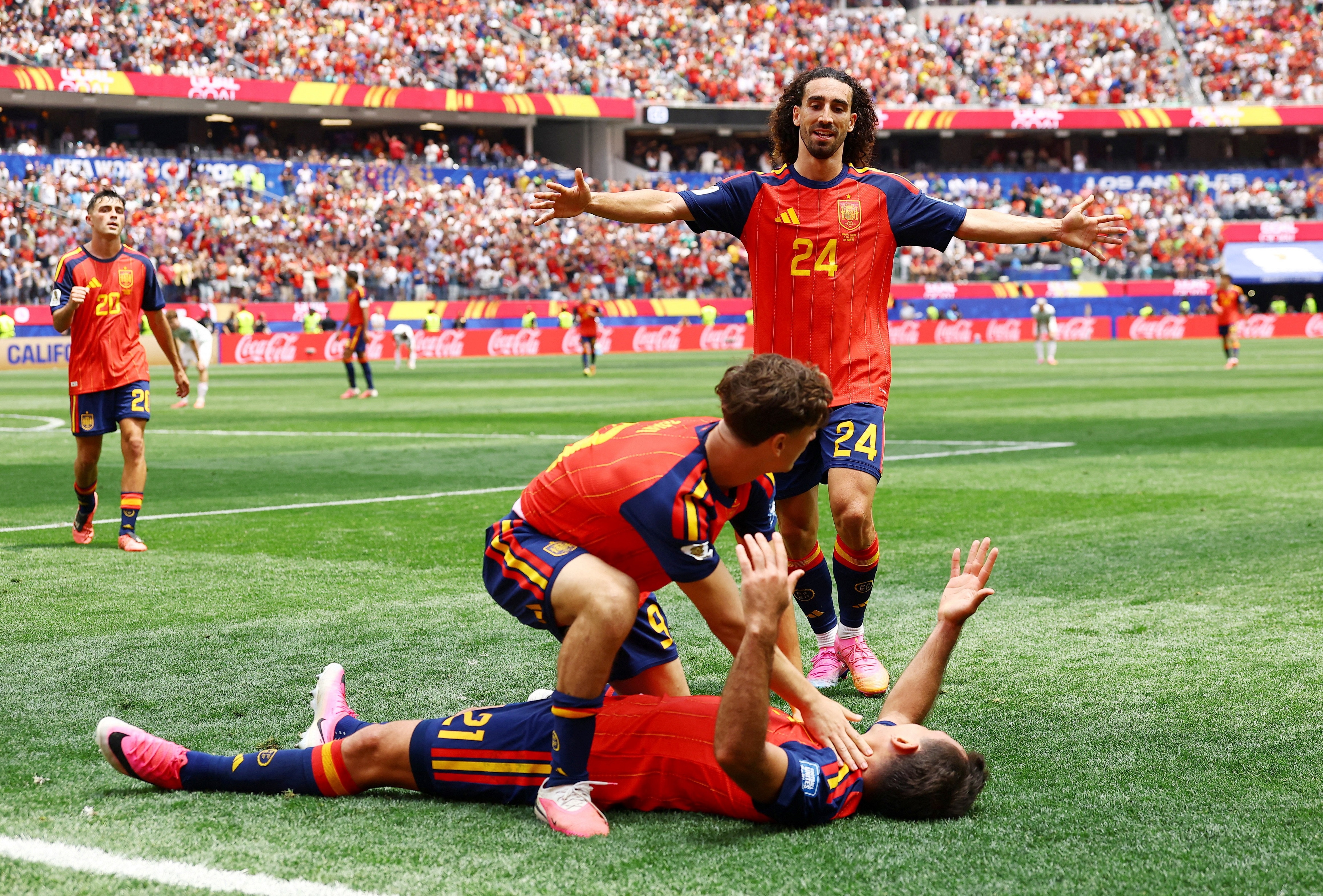 Tay Ban Nha an dinh ty so 3-0 truoc Ao hinh anh
