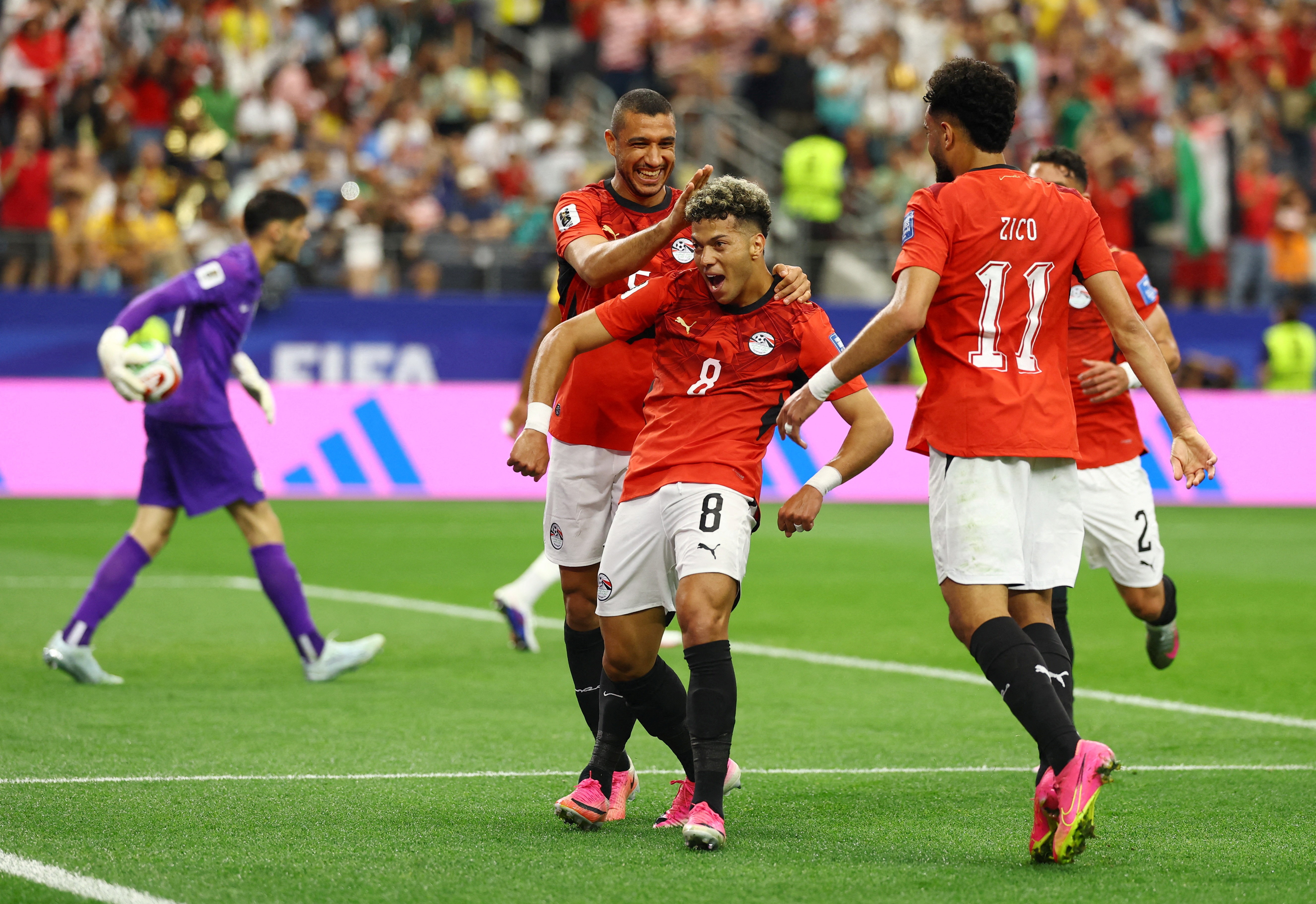 Ai Cap vuon len dan 1-0 truoc Australia hinh anh