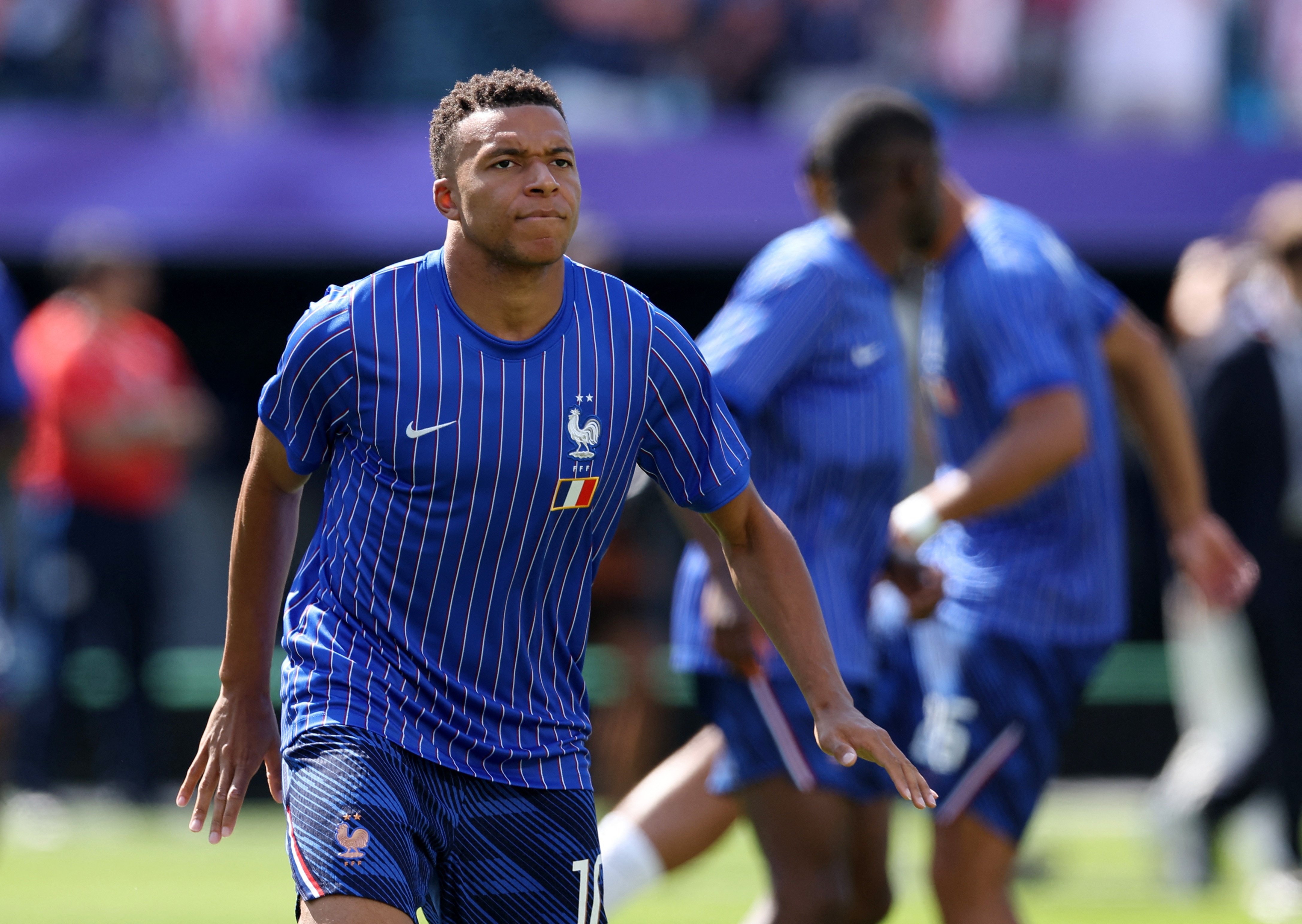 Mbappe xin loi CDV tren san hinh anh
