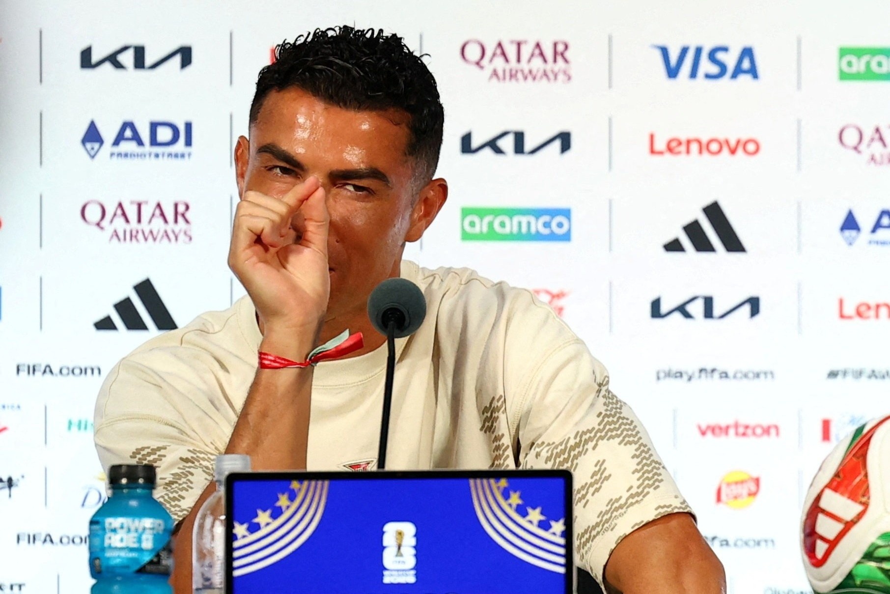Ronaldo 'gay su' voi phong vien o World Cup hinh anh