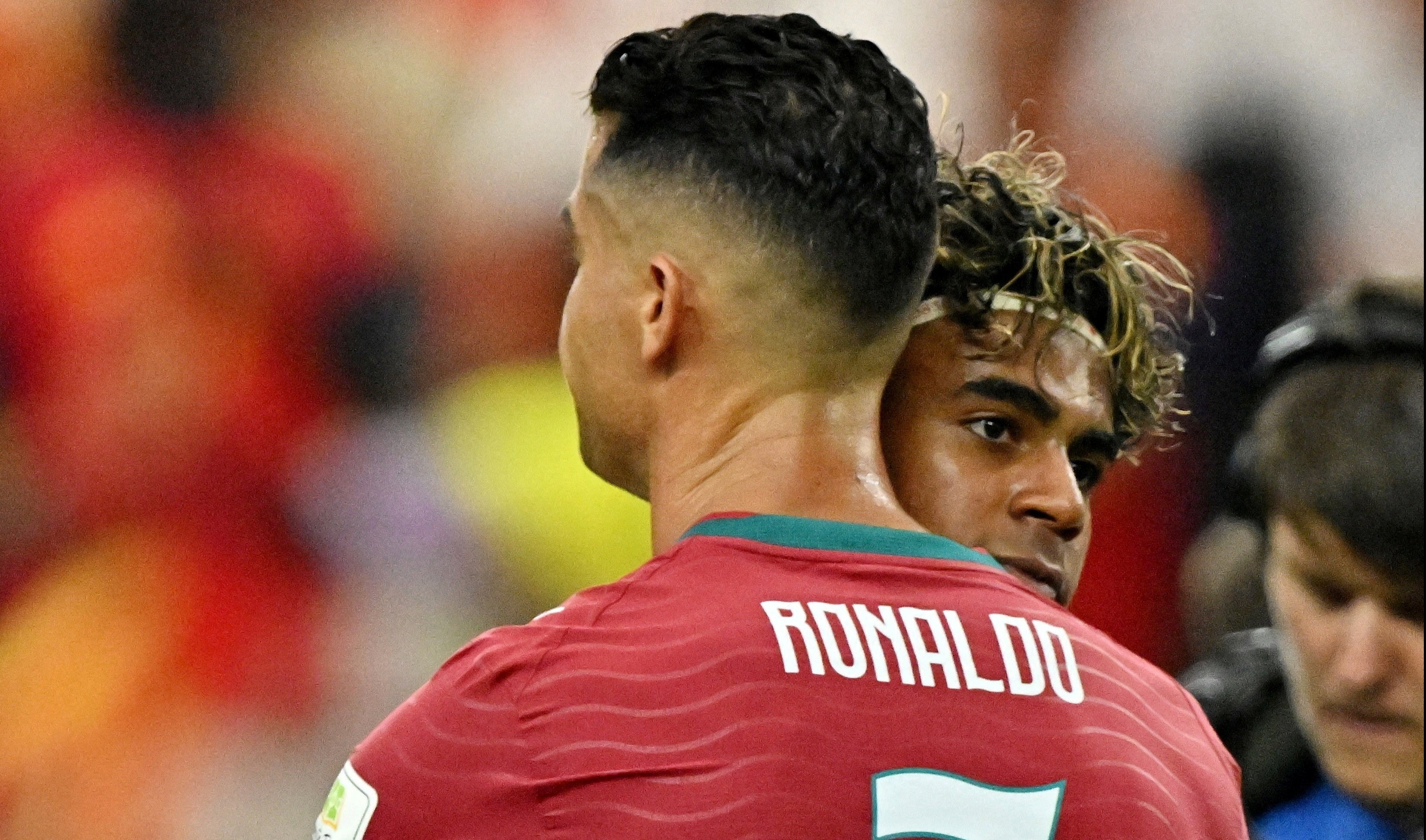 Yamal om lay Ronaldo hinh anh