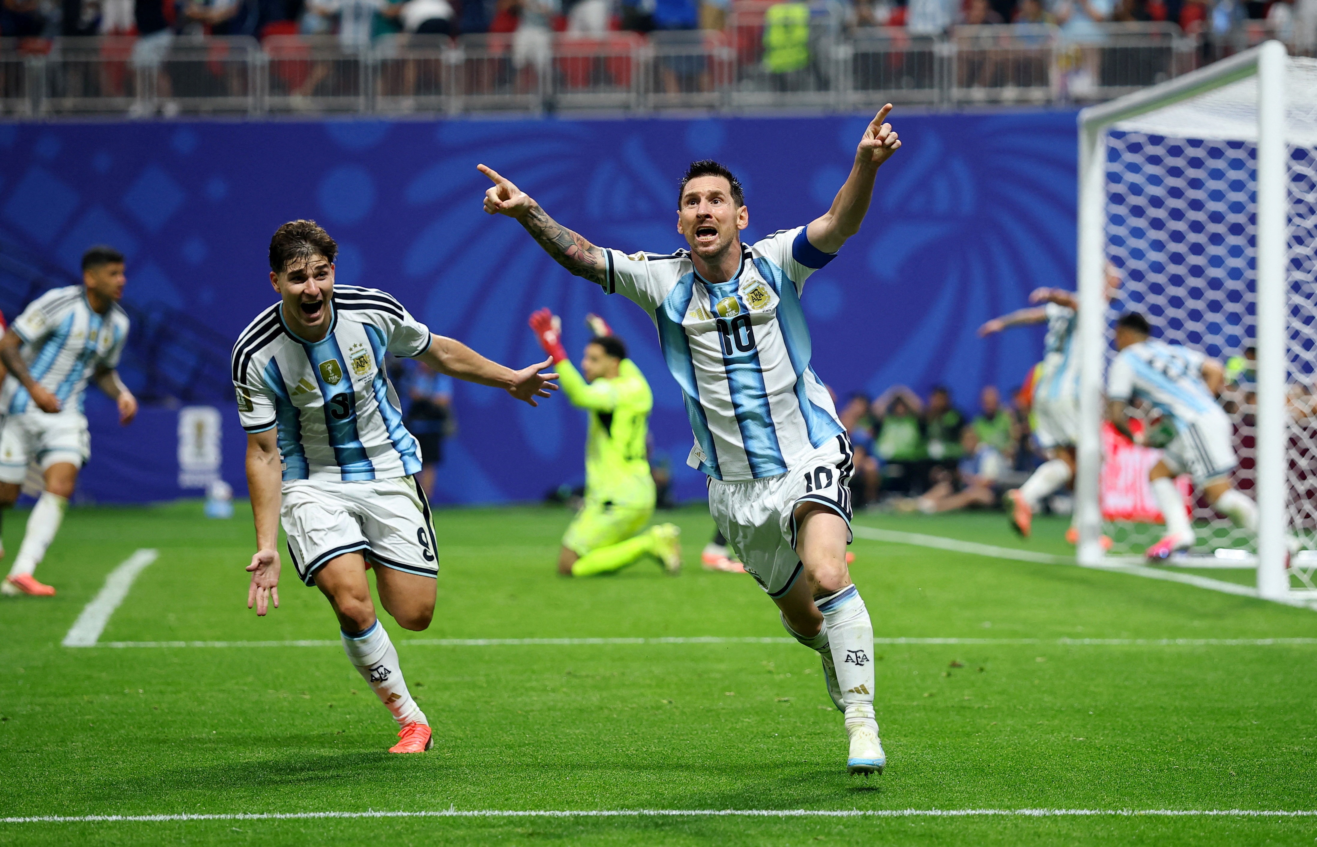 Sieu pham cua Messi giup Argentina can bang ty so 2-2 truoc Ai Cap hinh anh