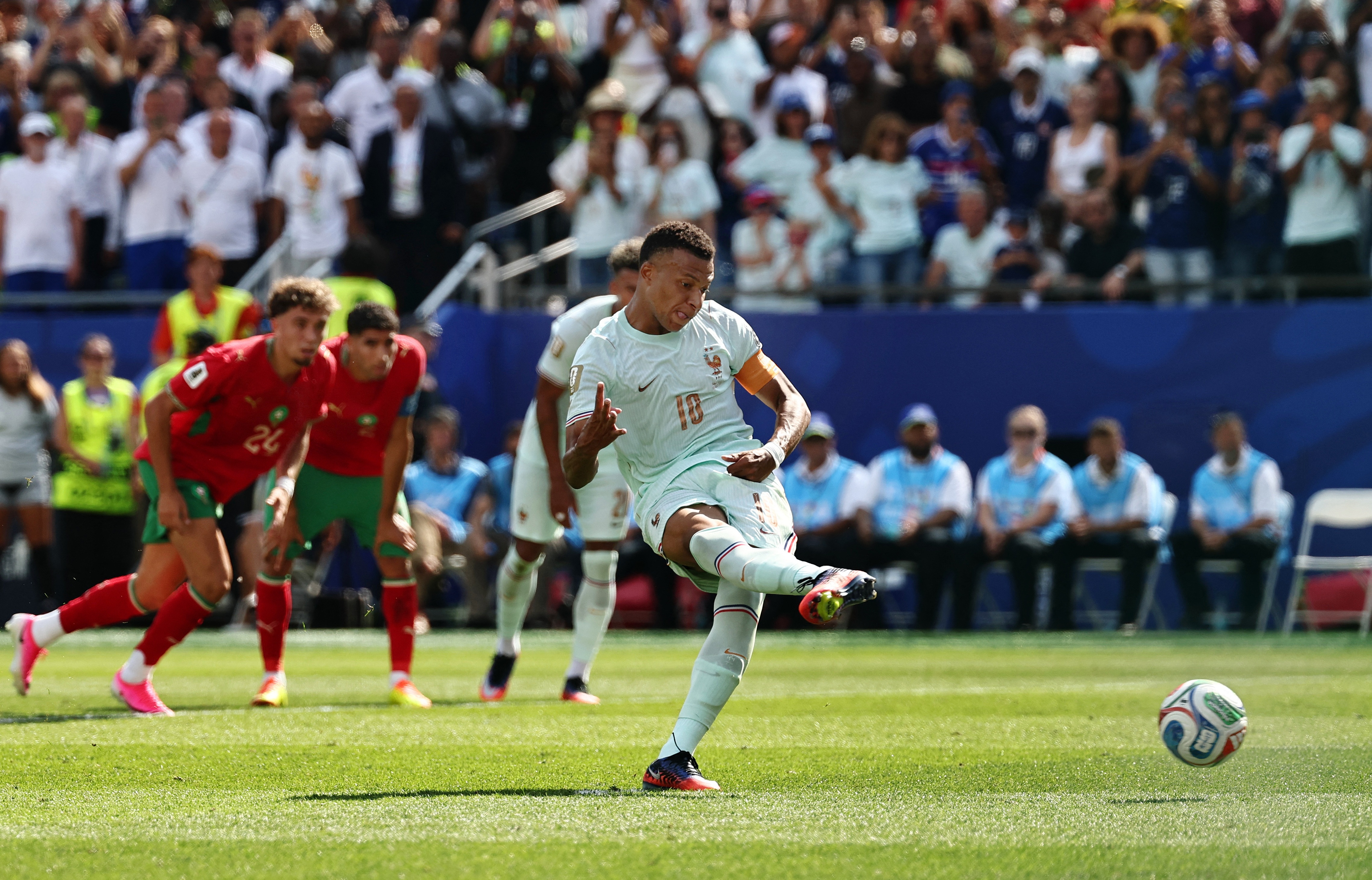 Khoanh khac Kylian Mbappe da hong phat den hinh anh