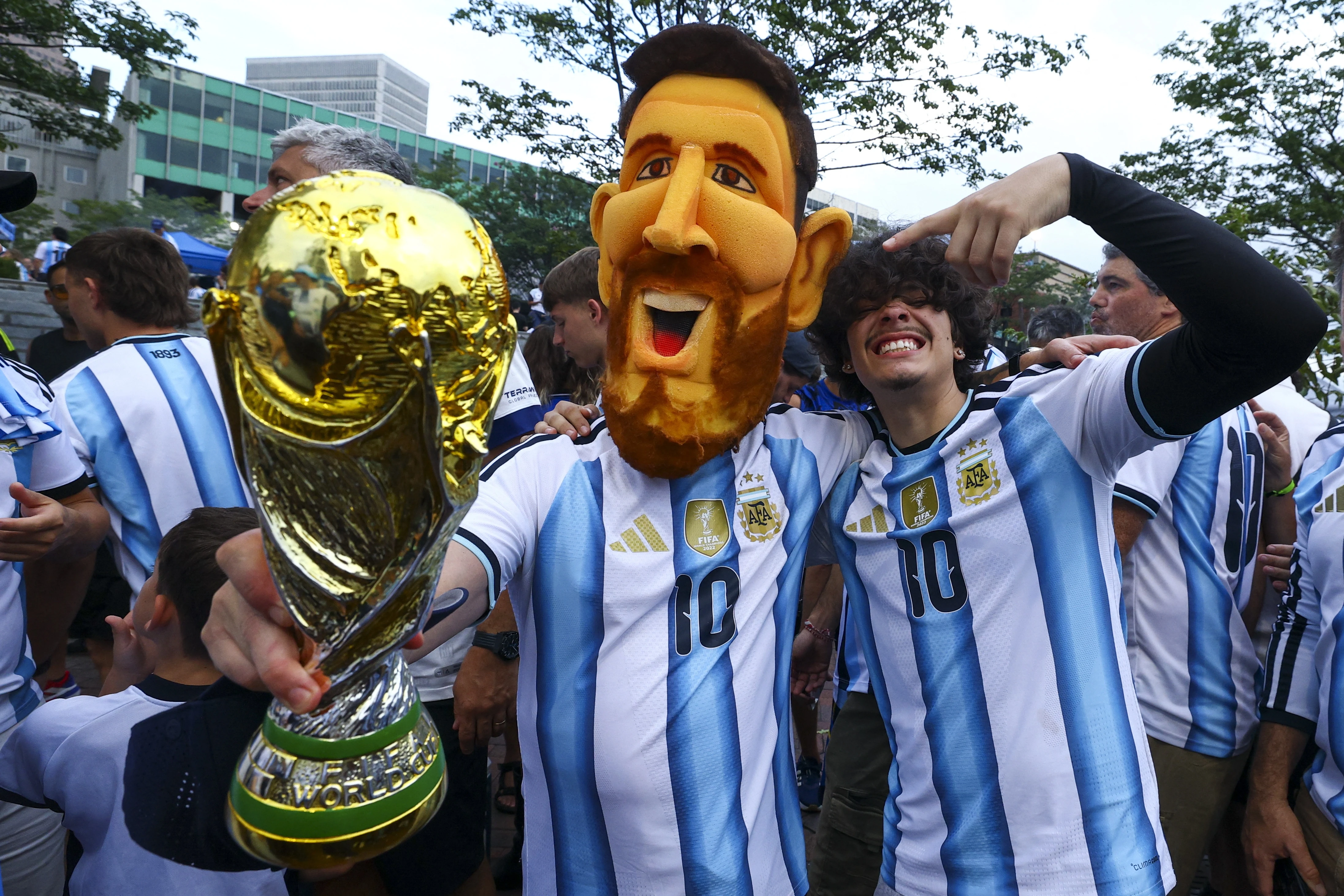 Gia ve chung ket World Cup tang phi ma hinh anh