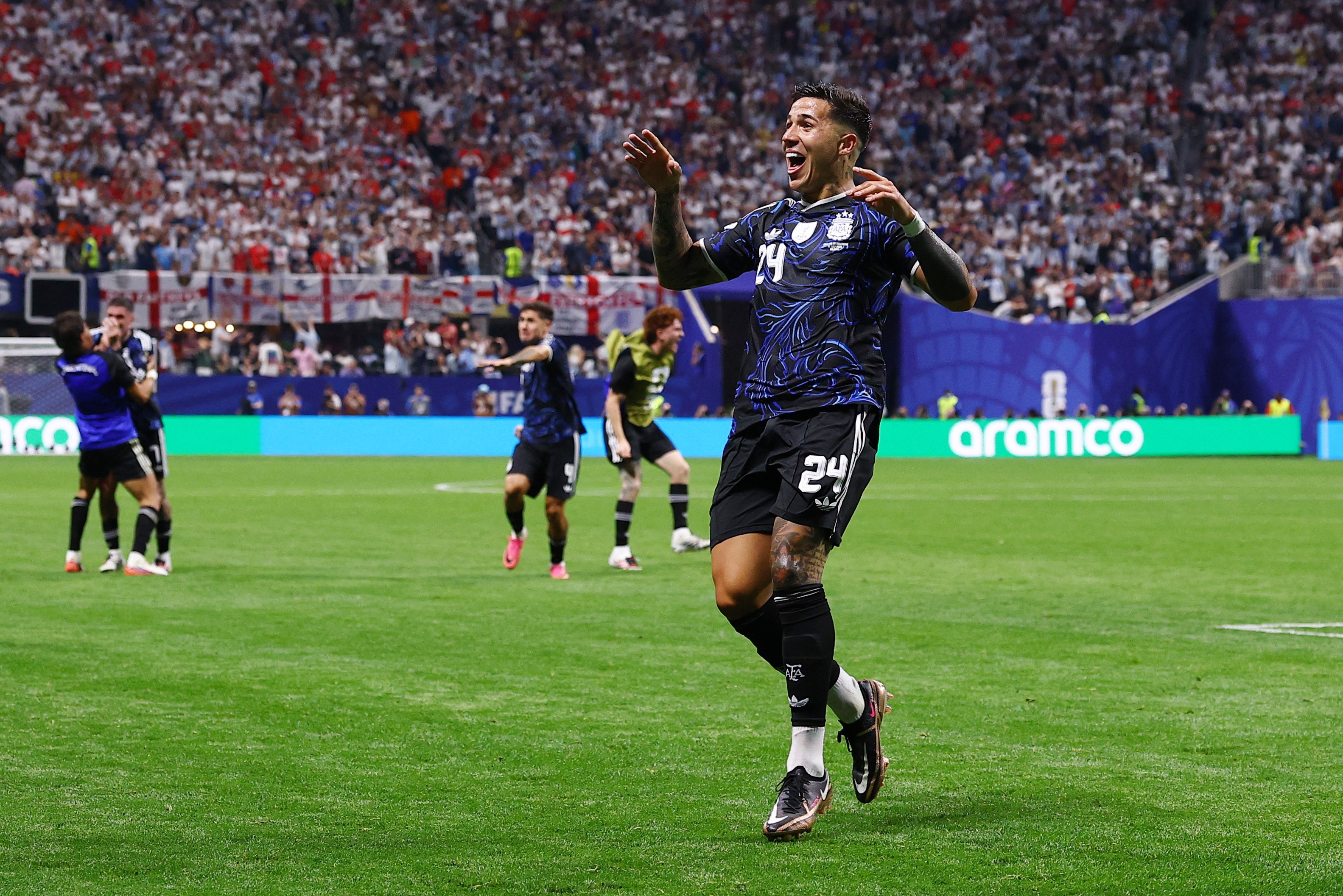 Argentina cân bằng tỷ số 1-1 trước Anh
