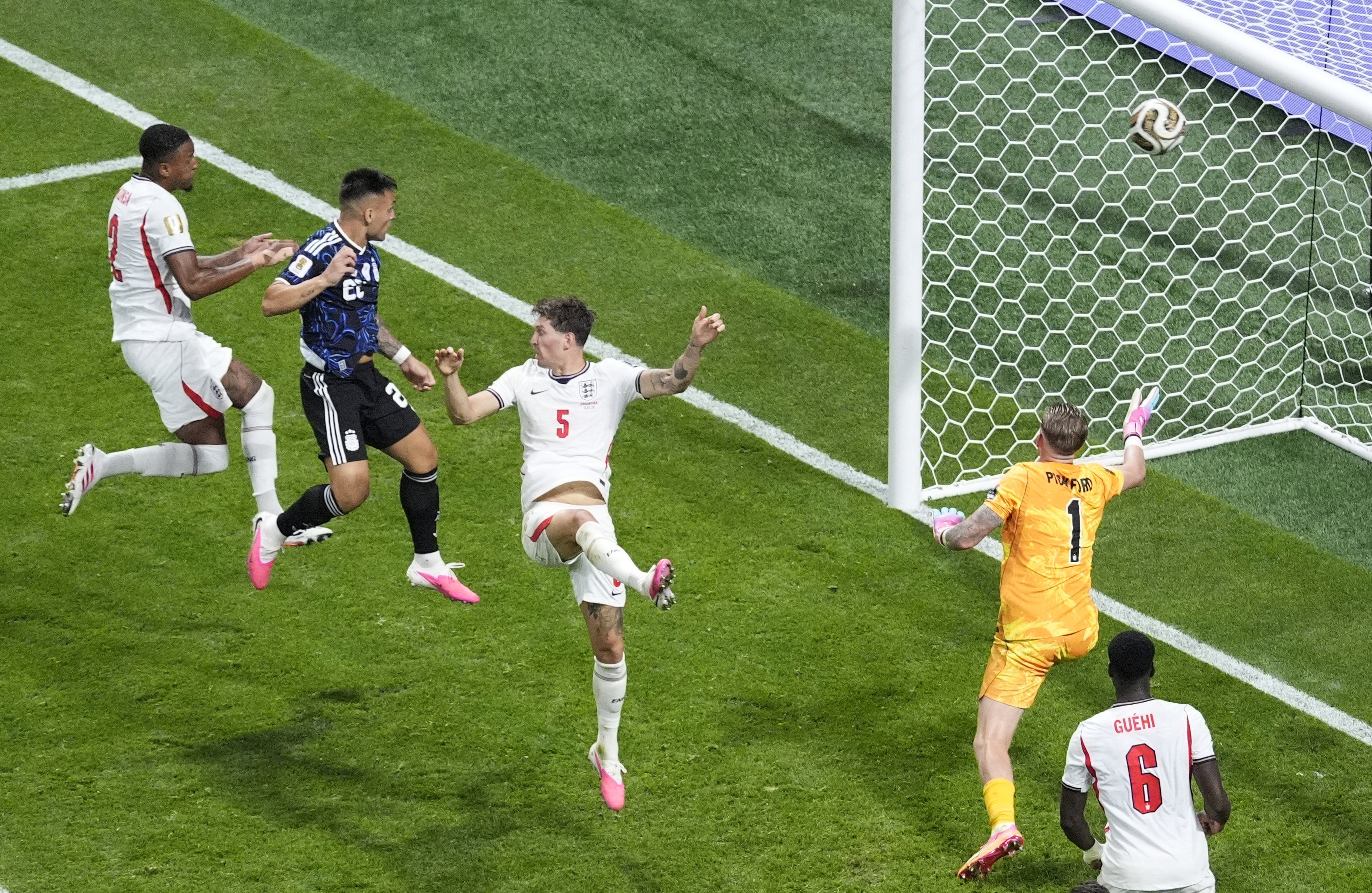 Argentina ấn định tỷ số 2-1 trước Anh