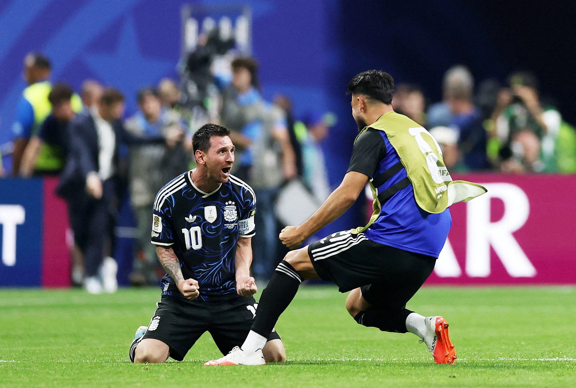 Khoảnh khắc gây sốt của Messi sau chiến thắng trước Anh