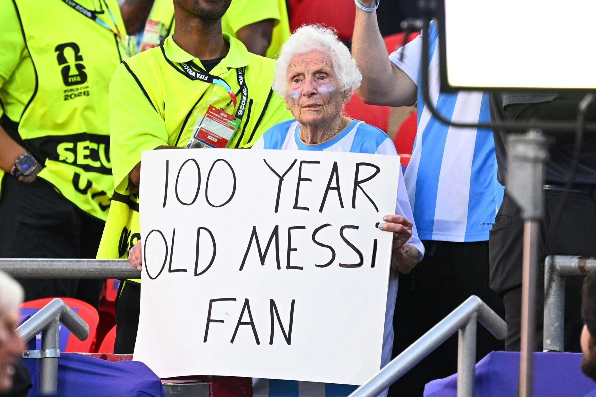 Cu ba 100 tuoi dong hanh cung Argentina vao chung ket World Cup 2026 hinh anh